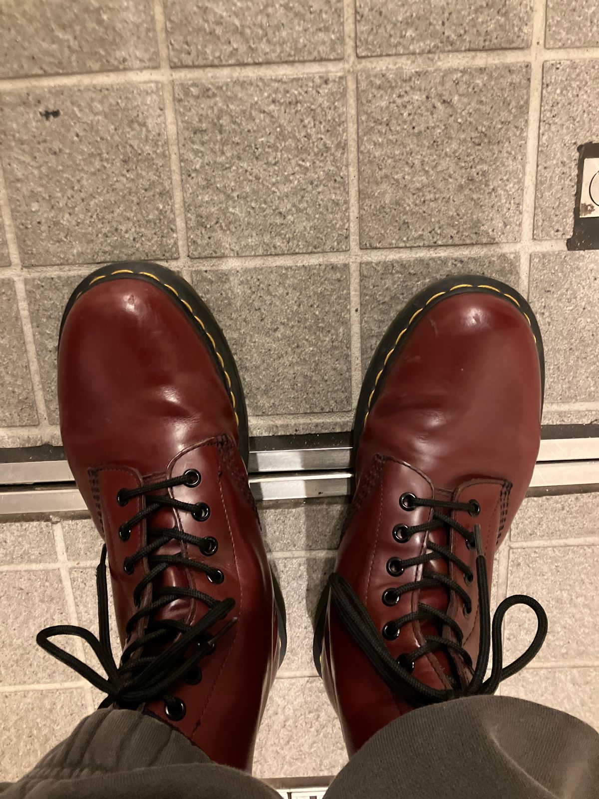 Photo by maru on April 20, 2025 of the Dr. Martens 1460 8Hole Boots in Dr. Martens Smooth Leather Cherry Red.