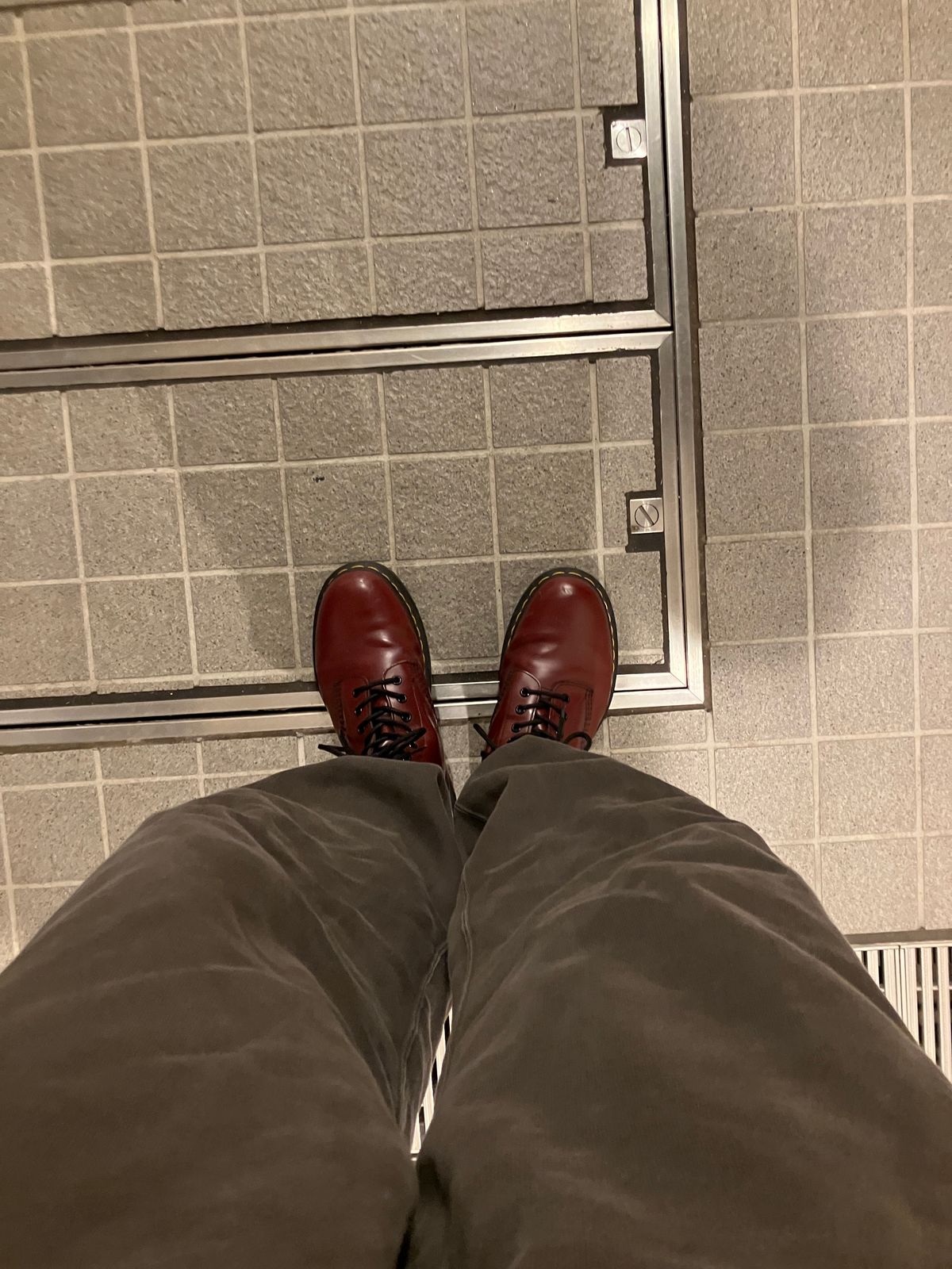Photo by maru on April 20, 2025 of the Dr. Martens 1460 8Hole Boots in Dr. Martens Smooth Leather Cherry Red.