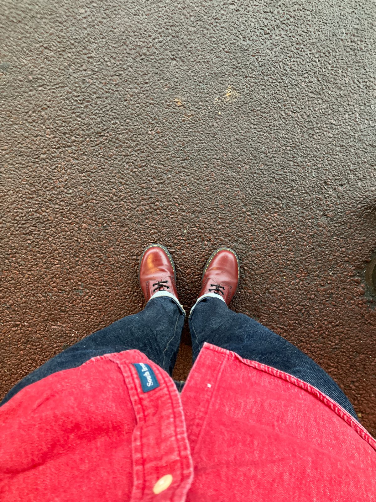 Photo by maru on May 2, 2025 of the Dr. Martens 1460 8Hole Boots in Dr. Martens Smooth Leather Cherry Red.