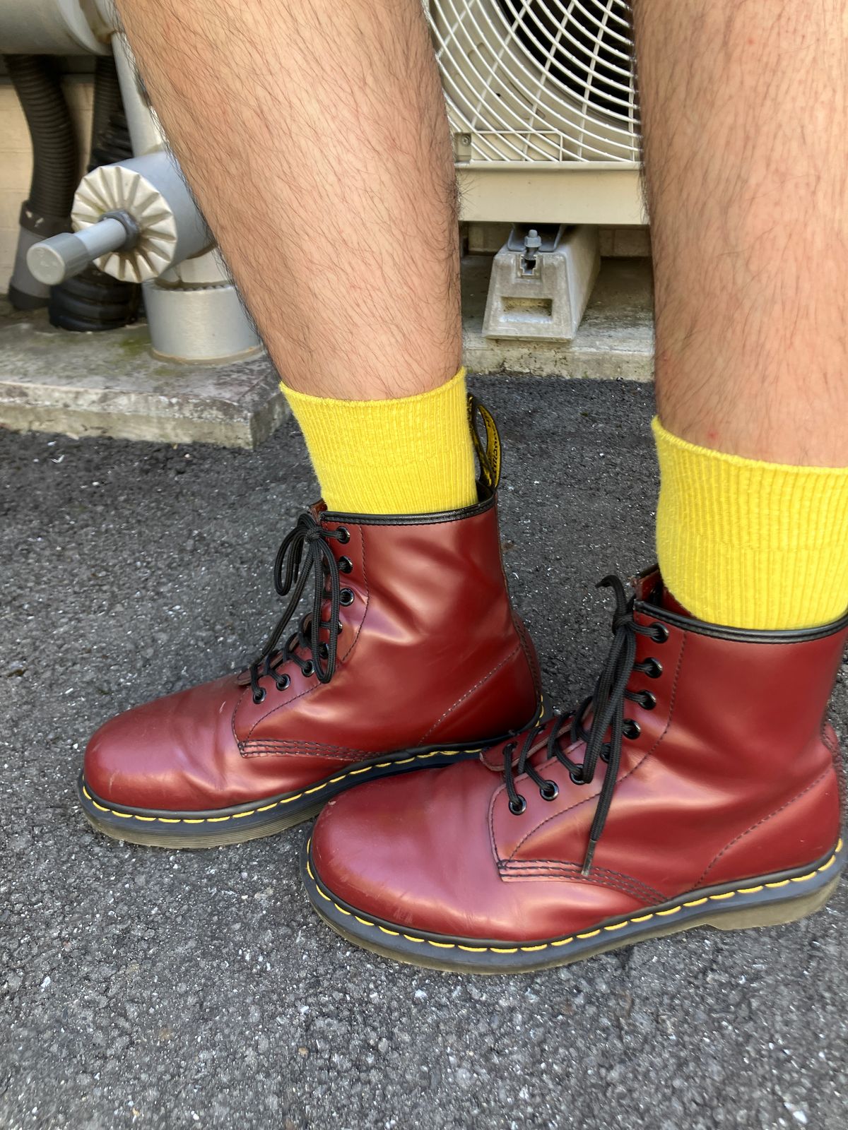 Photo by maru on July 26, 2025 of the Dr. Martens 1460 8Hole Boots in Dr. Martens Smooth Leather Cherry Red.