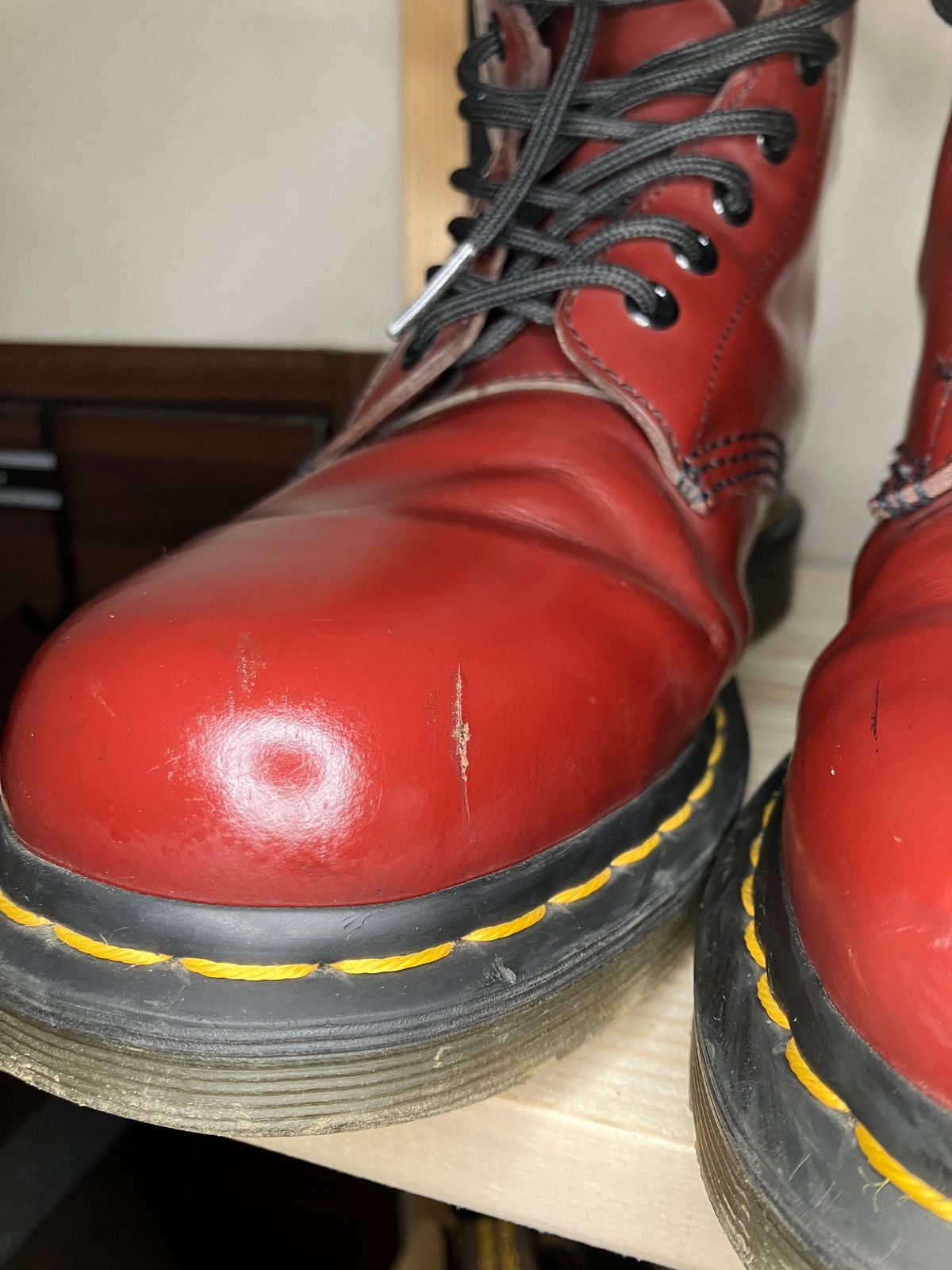 Photo by maru on May 5, 2025 of the Dr. Martens 1460 8Hole Boots in Dr. Martens Smooth Leather Cherry Red.