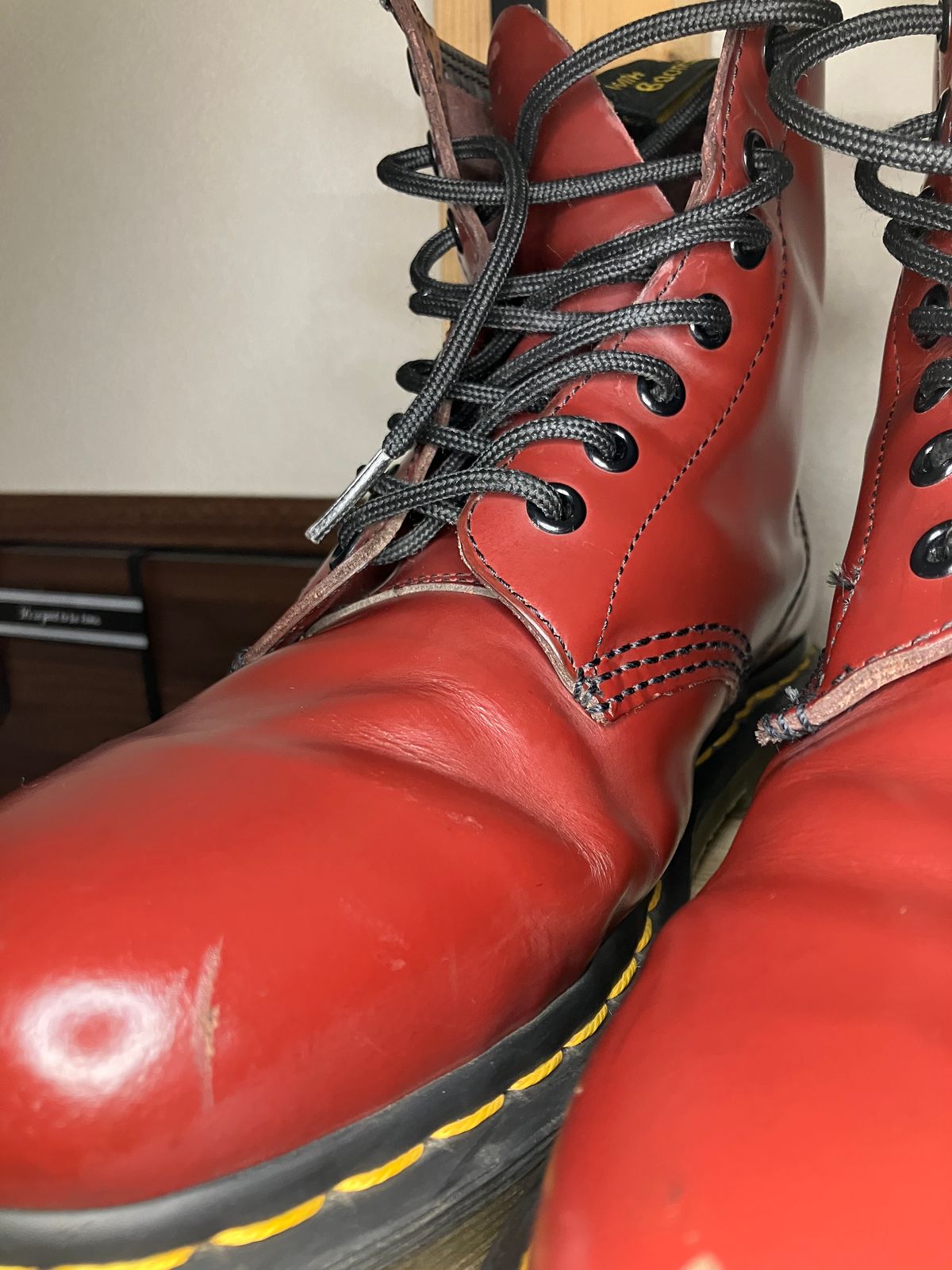 Photo by maru on May 5, 2025 of the Dr. Martens 1460 8Hole Boots in Dr. Martens Smooth Leather Cherry Red.