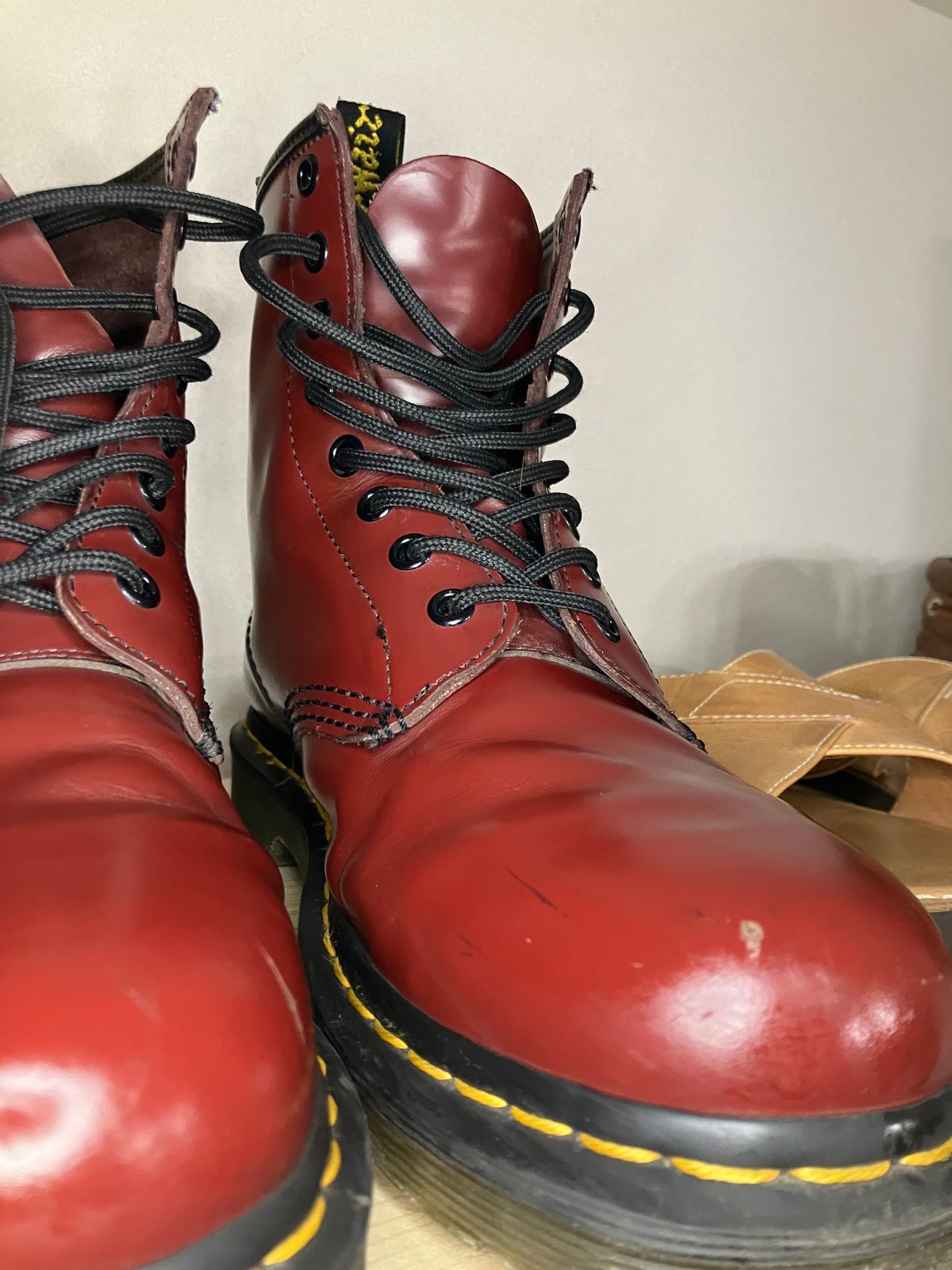 Photo by maru on May 5, 2025 of the Dr. Martens 1460 8Hole Boots in Dr. Martens Smooth Leather Cherry Red.