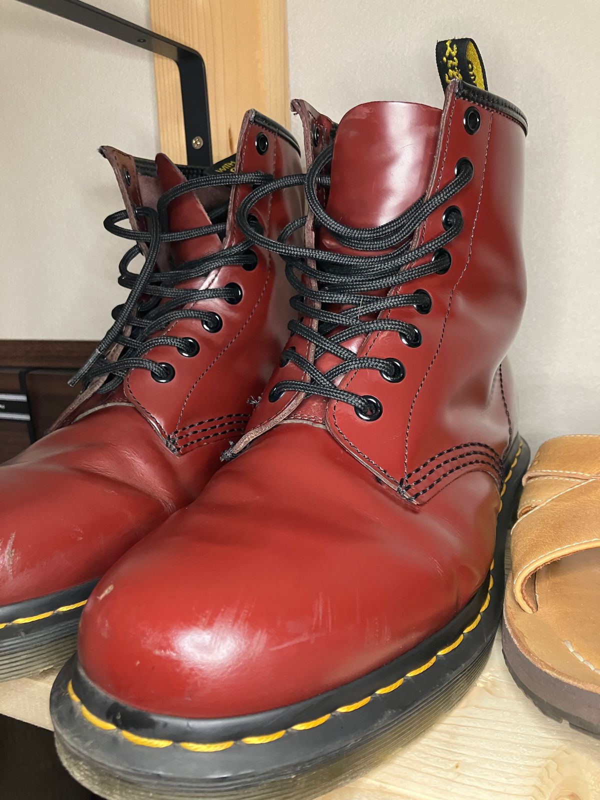 Photo by maru on May 5, 2025 of the Dr. Martens 1460 8Hole Boots in Dr. Martens Smooth Leather Cherry Red.