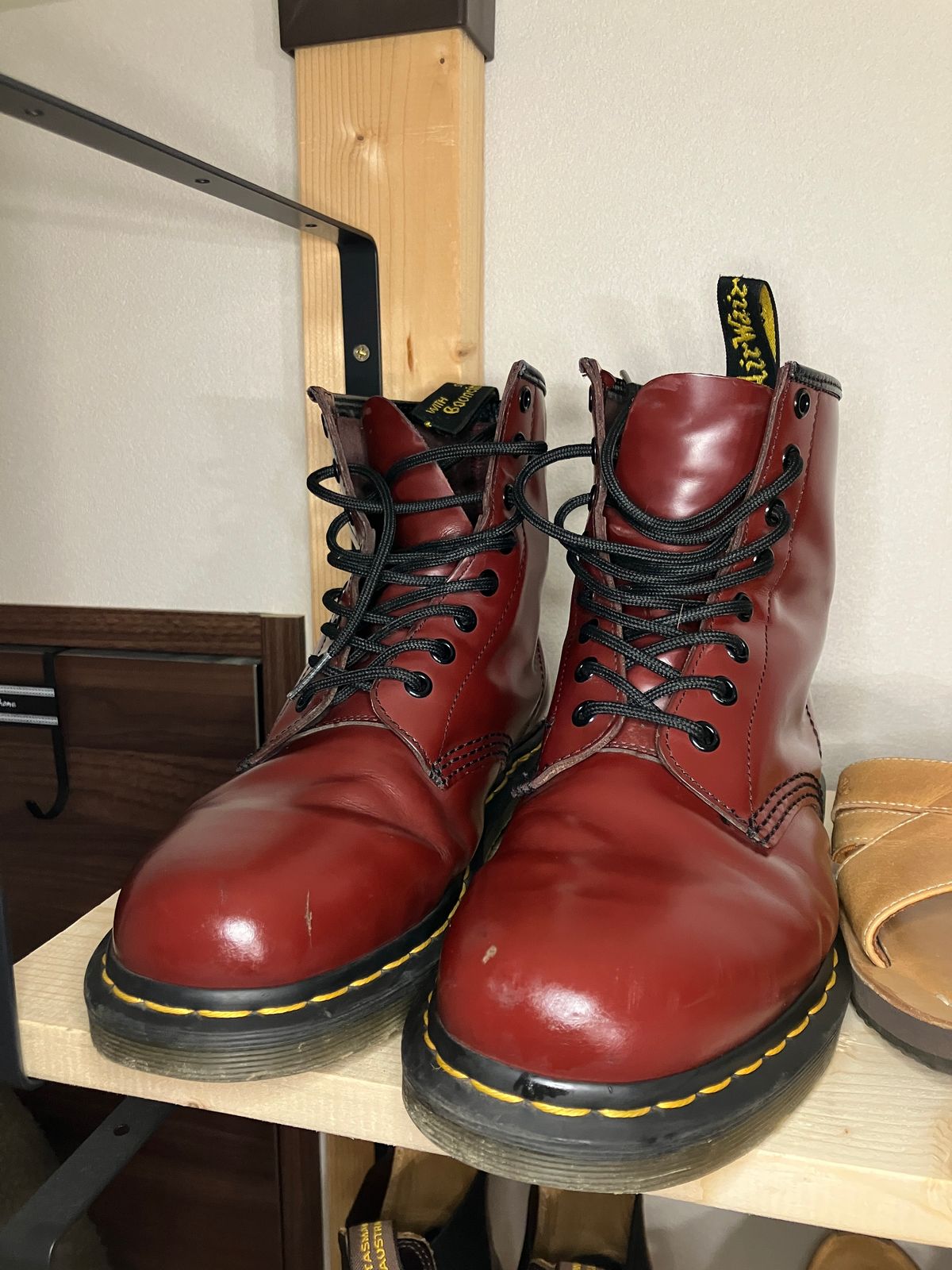 Photo by maru on May 5, 2025 of the Dr. Martens 1460 8Hole Boots in Dr. Martens Smooth Leather Cherry Red.