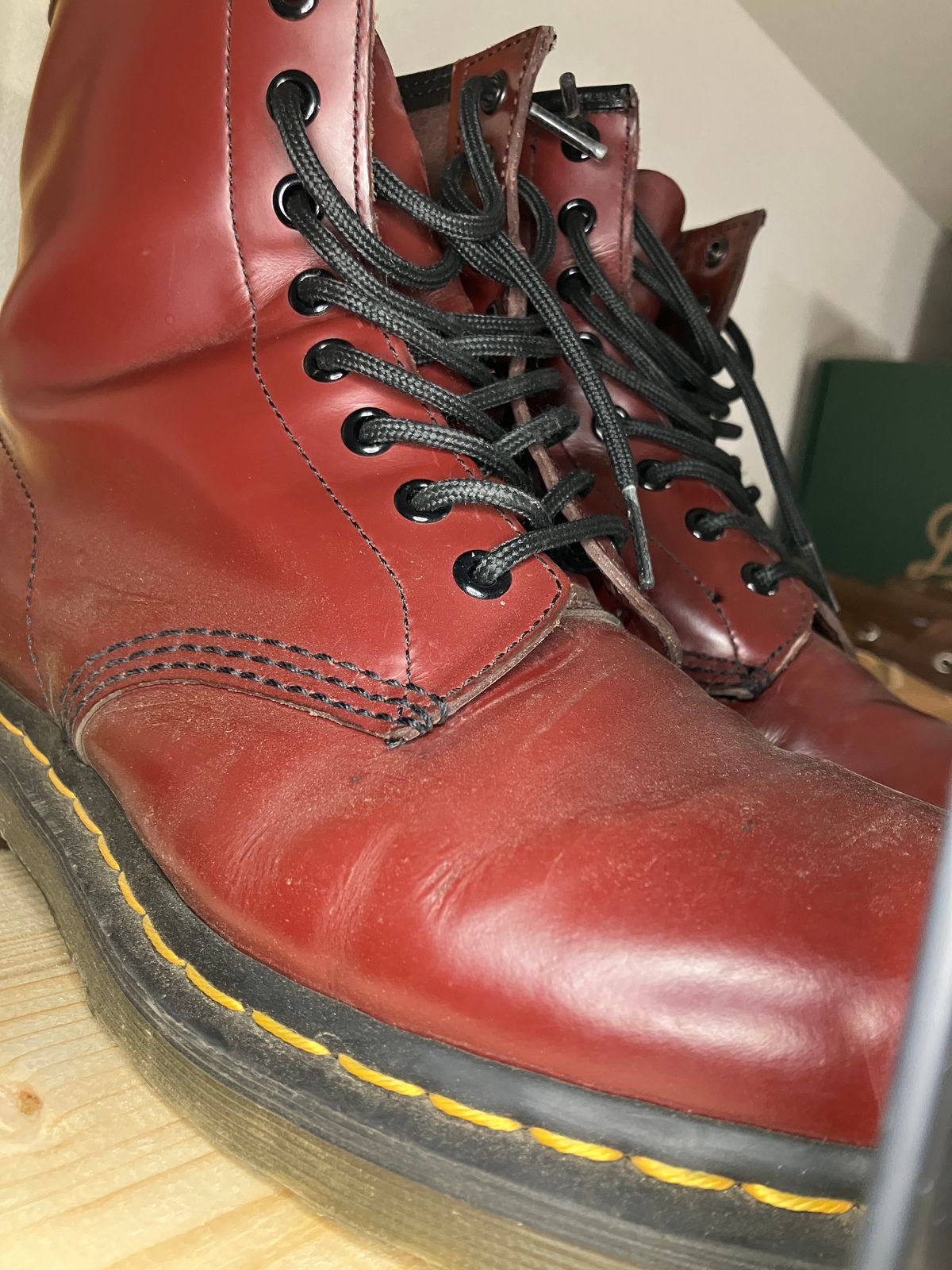 Photo by maru on May 5, 2025 of the Dr. Martens 1460 8Hole Boots in Dr. Martens Smooth Leather Cherry Red.