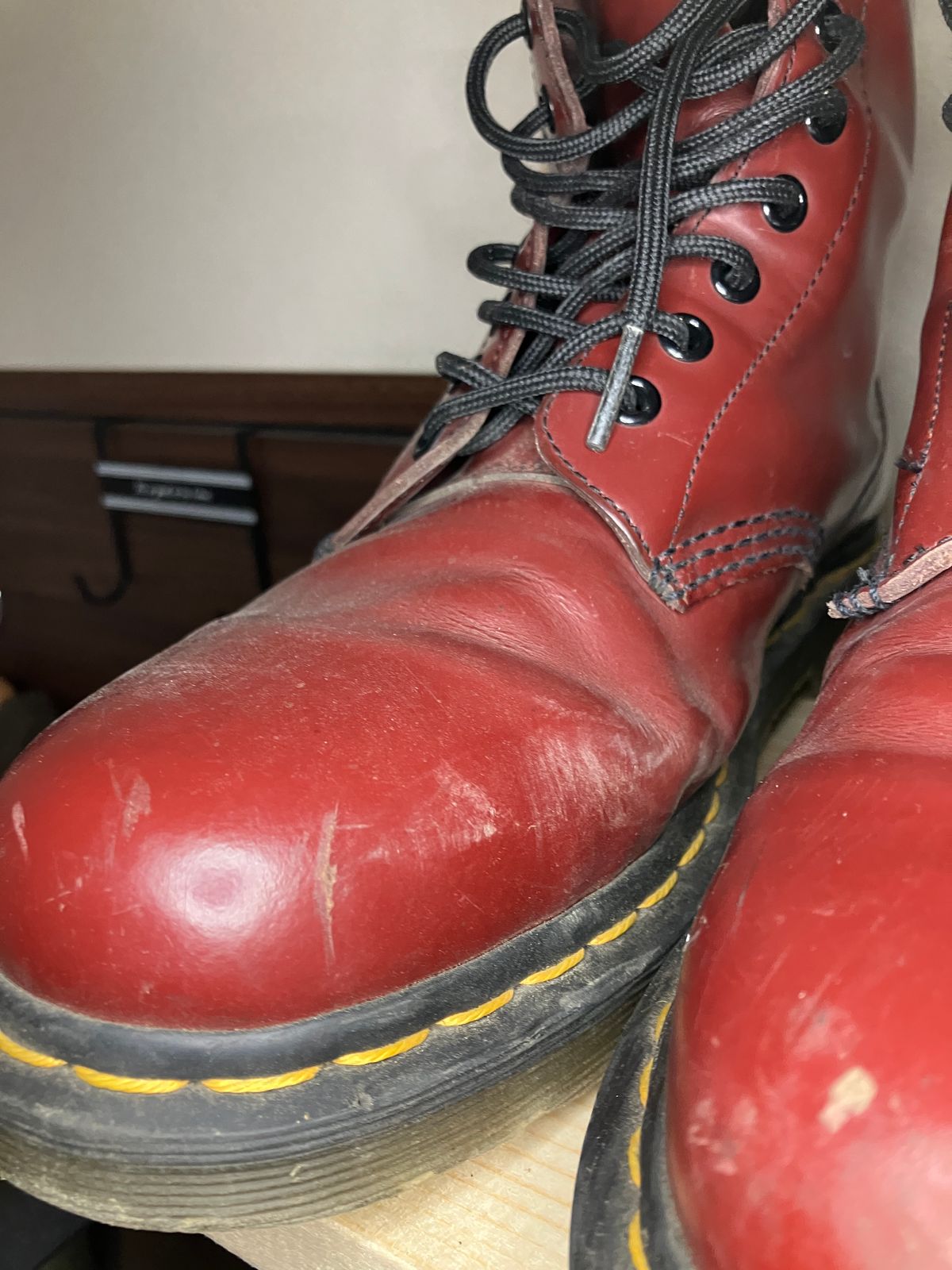 Photo by maru on May 5, 2025 of the Dr. Martens 1460 8Hole Boots in Dr. Martens Smooth Leather Cherry Red.
