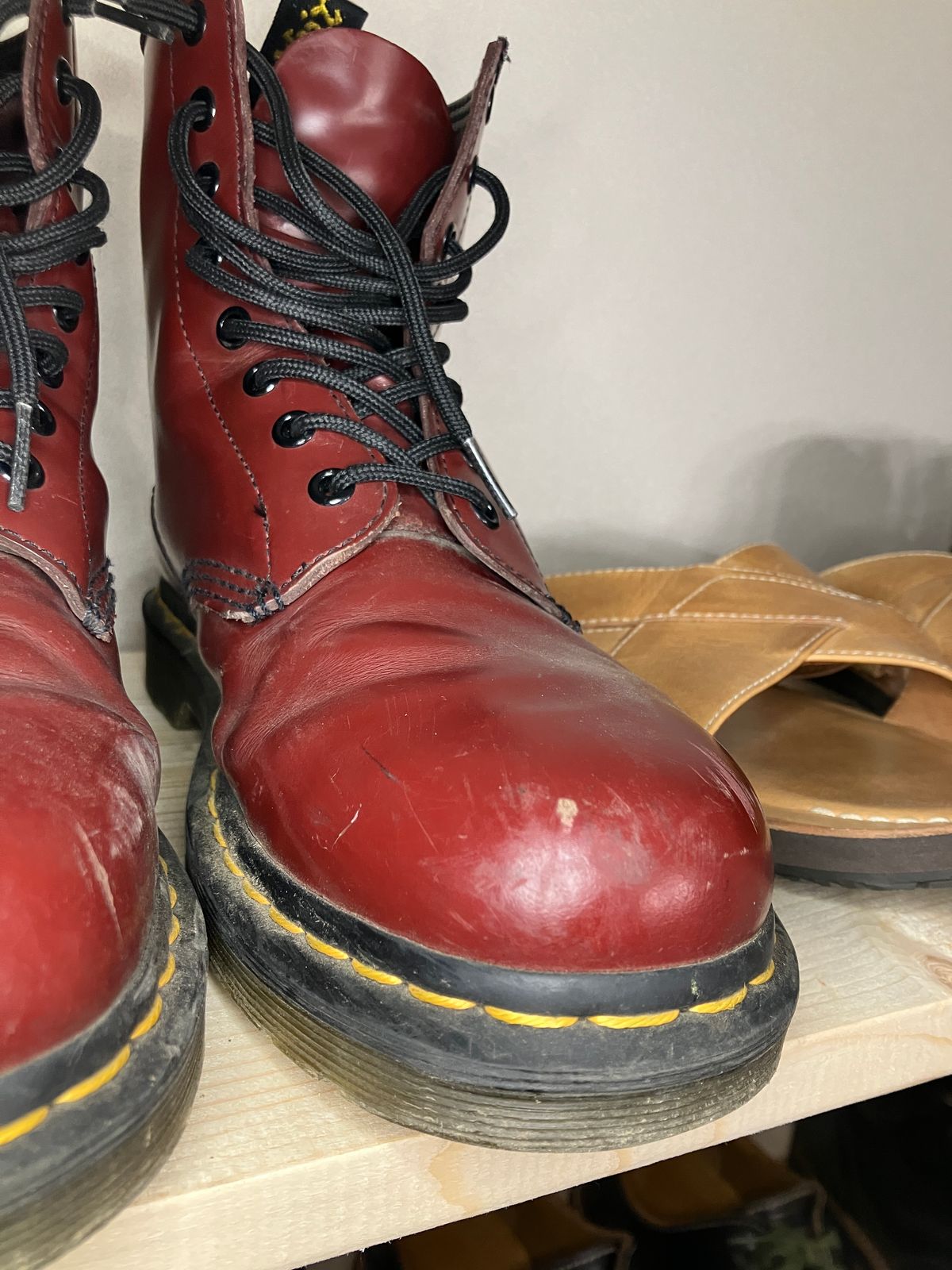 Photo by maru on May 5, 2025 of the Dr. Martens 1460 8Hole Boots in Dr. Martens Smooth Leather Cherry Red.