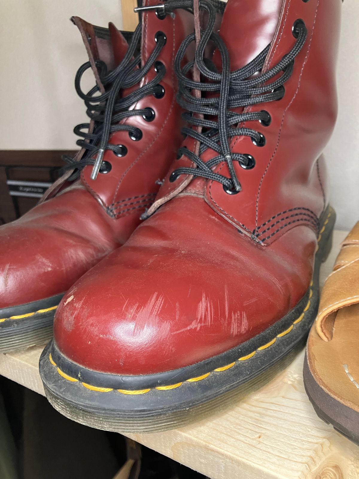 Photo by maru on May 5, 2025 of the Dr. Martens 1460 8Hole Boots in Dr. Martens Smooth Leather Cherry Red.