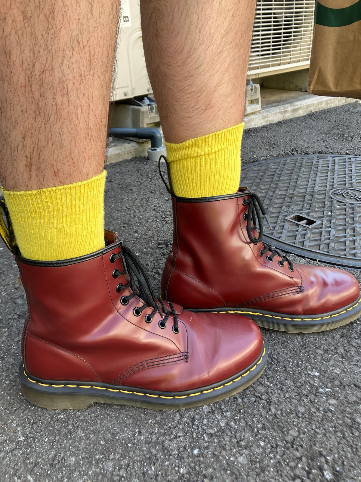 Photo by maru on July 26, 2025 of the Dr. Martens 1460 8Hole Boots in Dr. Martens Smooth Leather Cherry Red.