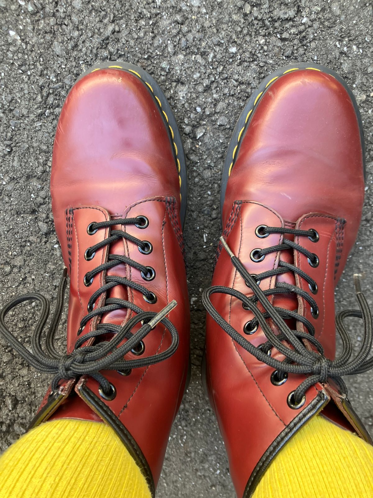 Photo by maru on July 26, 2025 of the Dr. Martens 1460 8Hole Boots in Dr. Martens Smooth Leather Cherry Red.