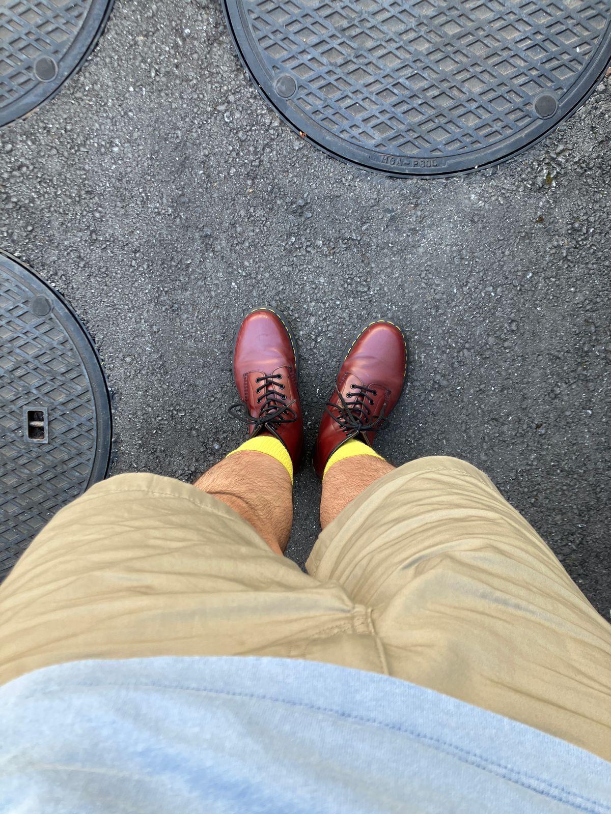 Photo by maru on July 26, 2025 of the Dr. Martens 1460 8Hole Boots in Dr. Martens Smooth Leather Cherry Red.
