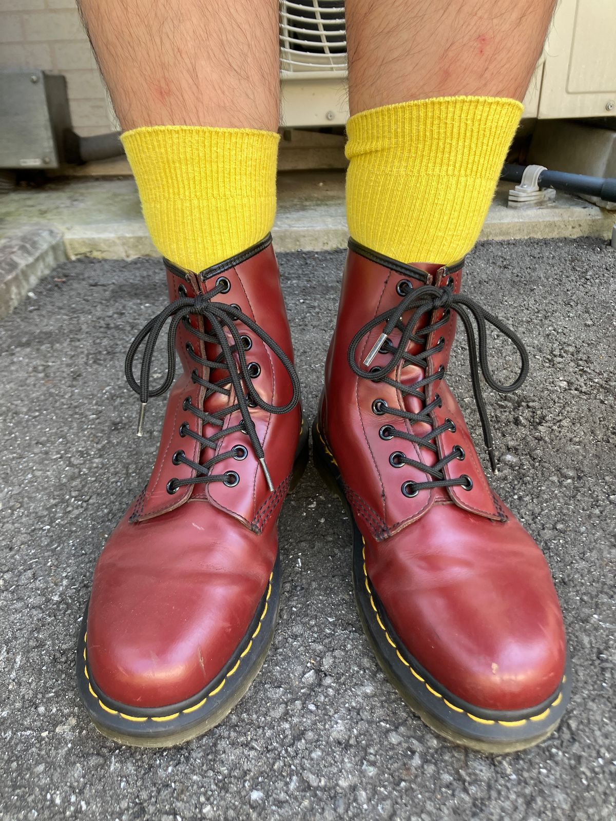 Photo by maru on July 26, 2025 of the Dr. Martens 1460 8Hole Boots in Dr. Martens Smooth Leather Cherry Red.