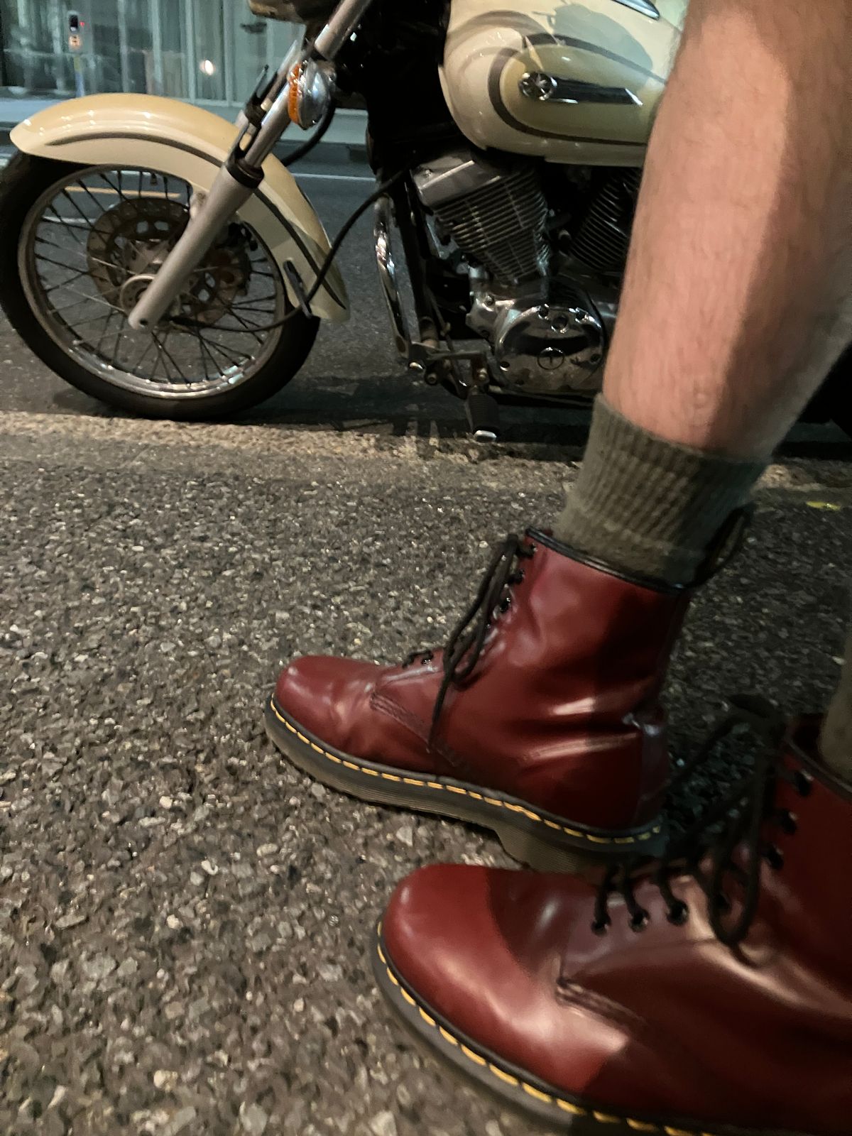 Photo by maru on July 19, 2025 of the Dr. Martens 1460 8Hole Boots in Dr. Martens Smooth Leather Cherry Red.
