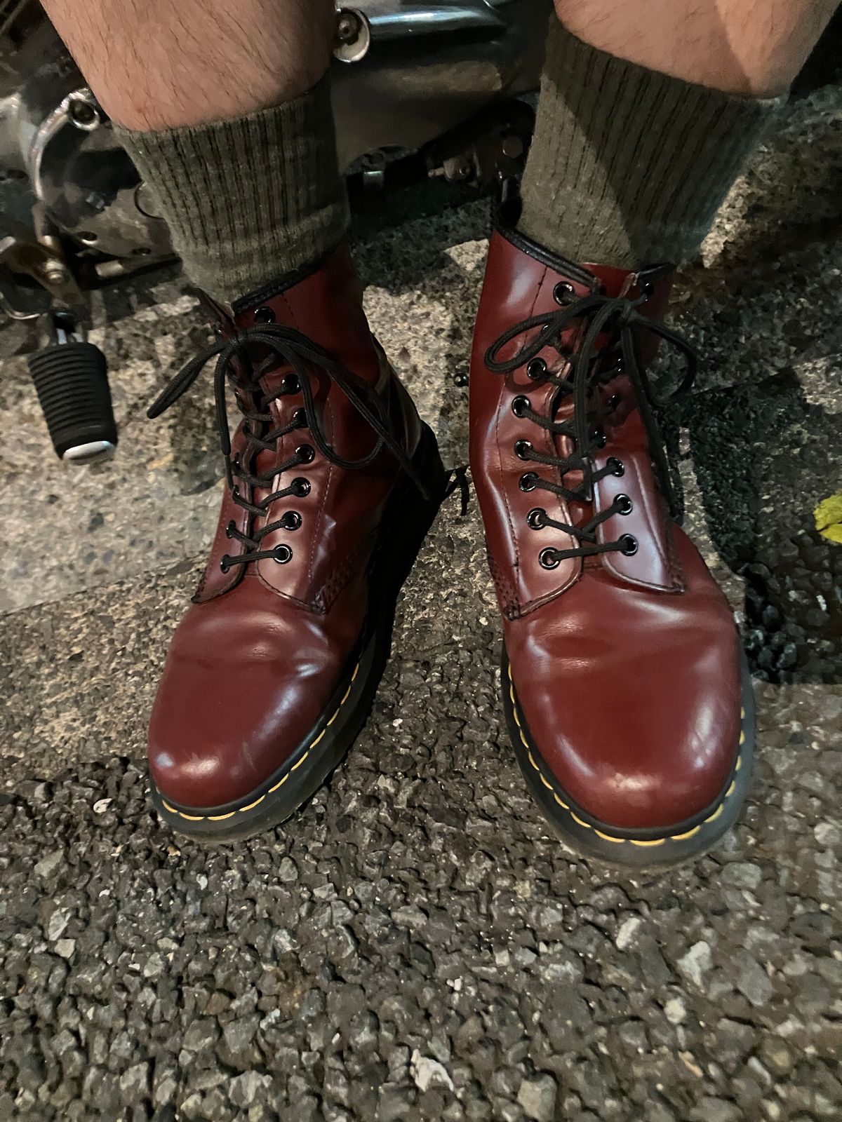 Photo by maru on July 19, 2025 of the Dr. Martens 1460 8Hole Boots in Dr. Martens Smooth Leather Cherry Red.