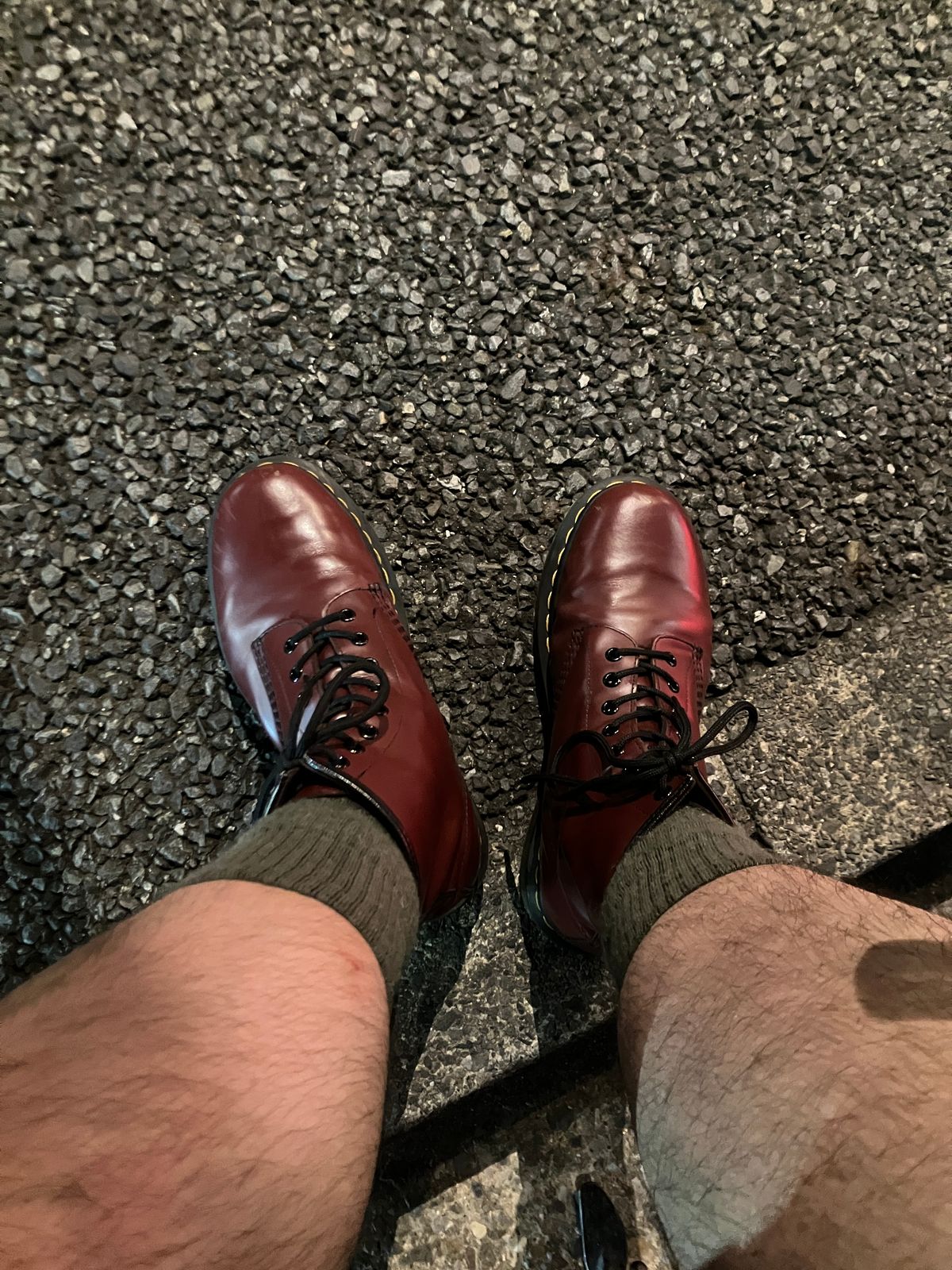 Photo by maru on July 19, 2025 of the Dr. Martens 1460 8Hole Boots in Dr. Martens Smooth Leather Cherry Red.