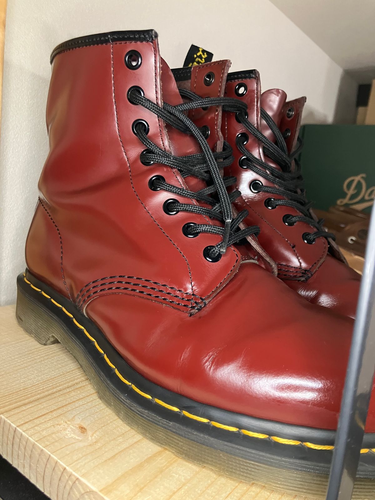Photo by maru on May 5, 2025 of the Dr. Martens 1460 8Hole Boots in Dr. Martens Smooth Leather Cherry Red.