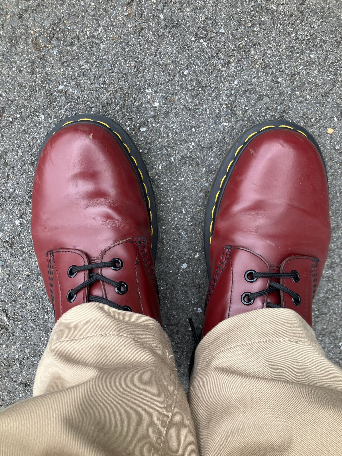 Photo by maru on August 9, 2025 of the Dr. Martens 1460 8Hole Boots in Dr. Martens Smooth Leather Cherry Red.