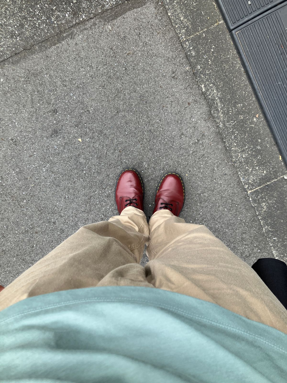 Photo by maru on August 9, 2025 of the Dr. Martens 1460 8Hole Boots in Dr. Martens Smooth Leather Cherry Red.