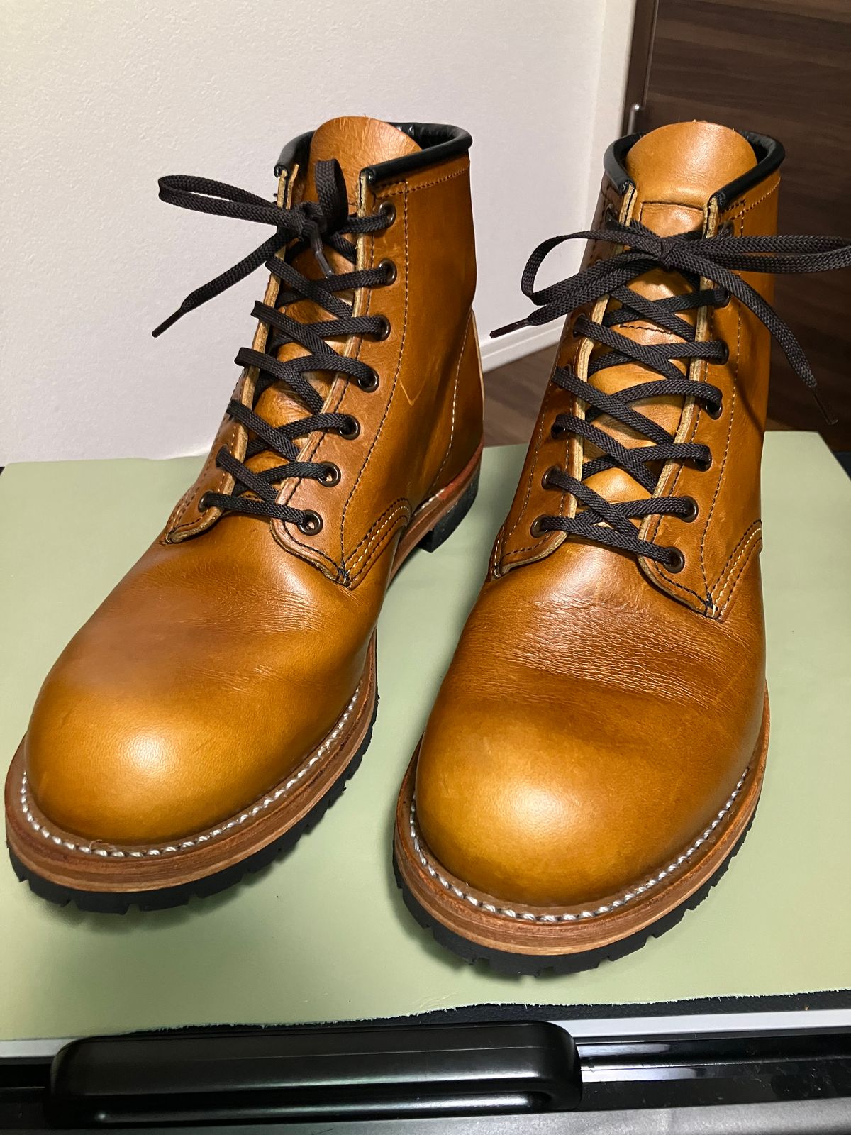 Photo by maru on October 6, 2024 of the Red Wing Beckman in S.B. Foot Chestnut Featherstone.