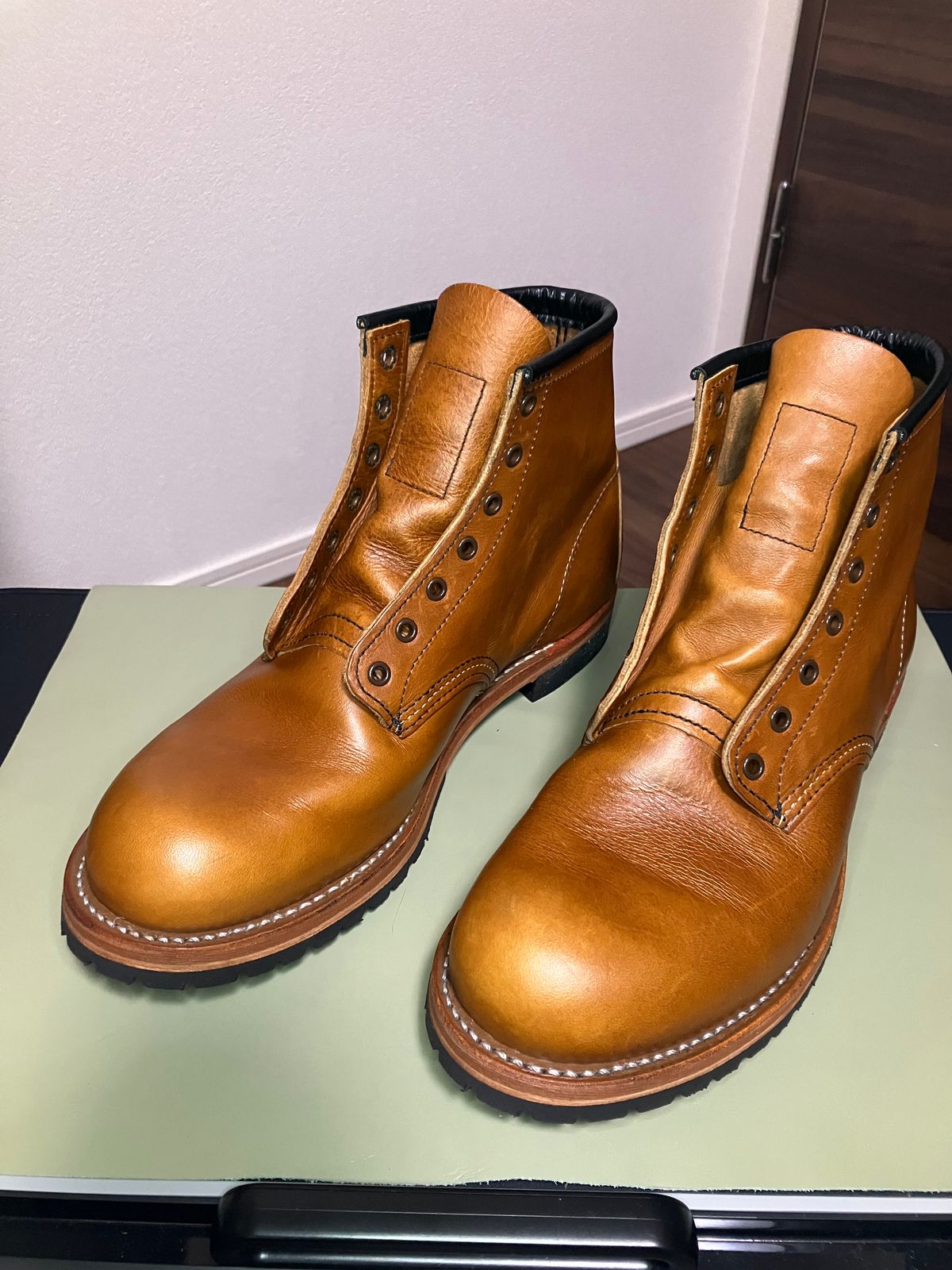 Photo by maru on October 6, 2024 of the Red Wing Beckman in S.B. Foot Chestnut Featherstone.