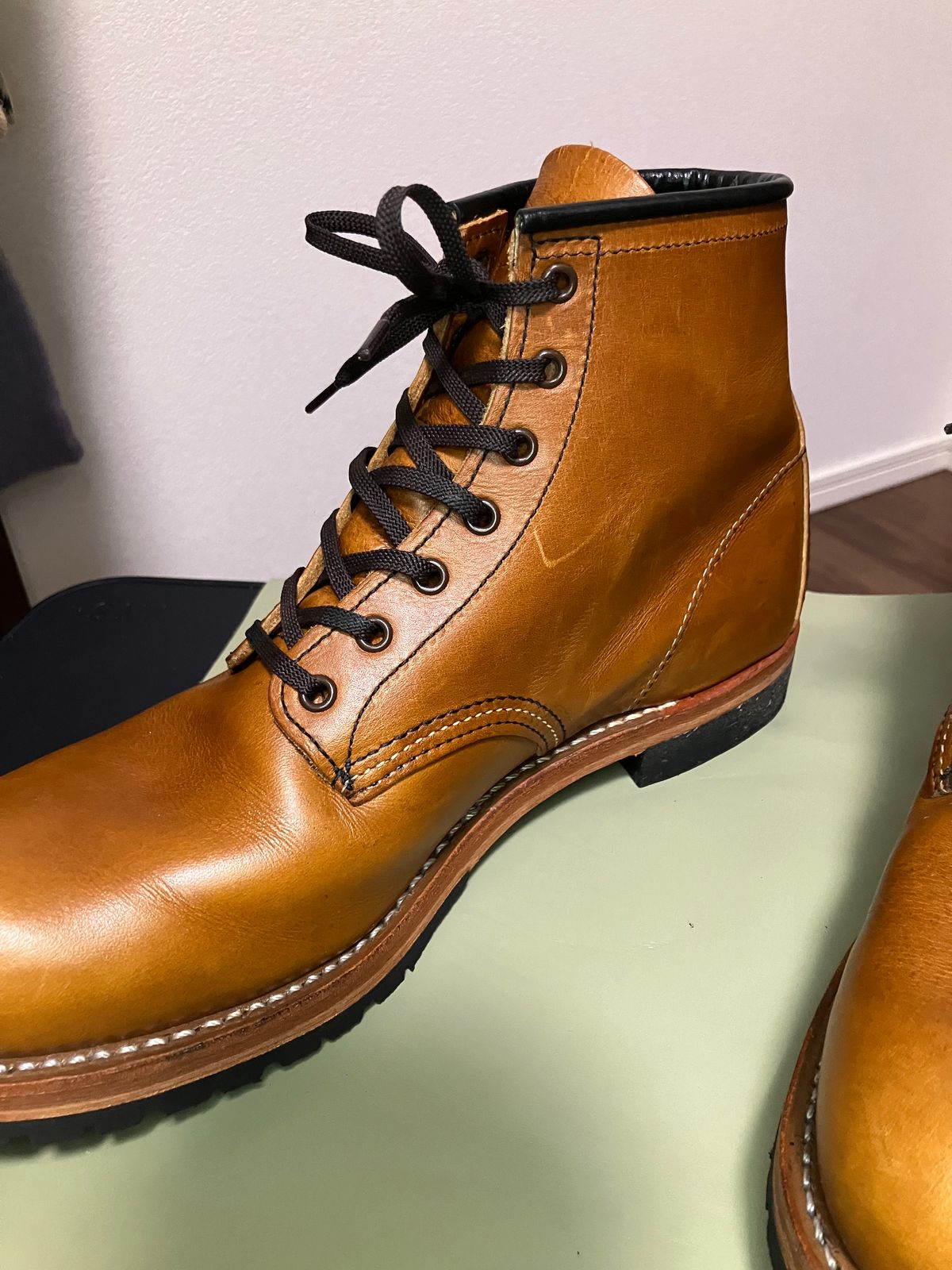 Photo by maru on October 6, 2024 of the Red Wing Beckman in S.B. Foot Chestnut Featherstone.