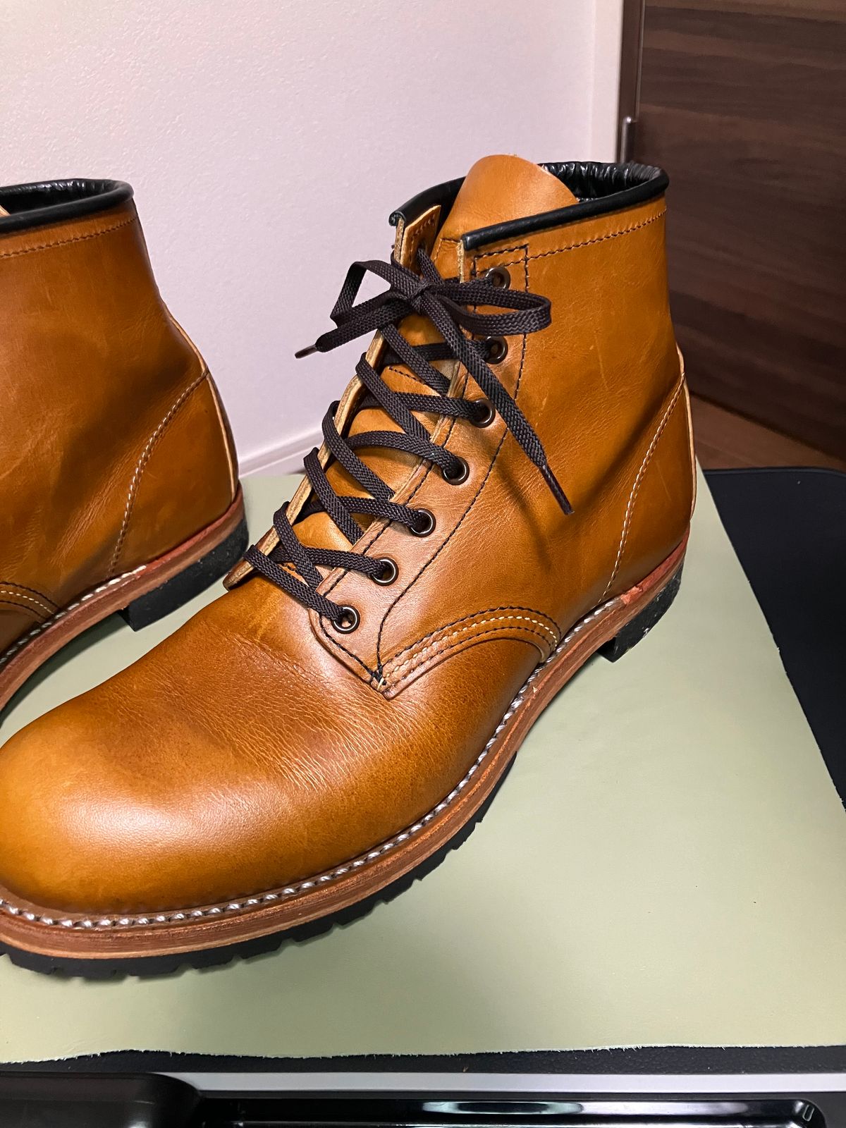 Photo by maru on October 6, 2024 of the Red Wing Beckman in S.B. Foot Chestnut Featherstone.
