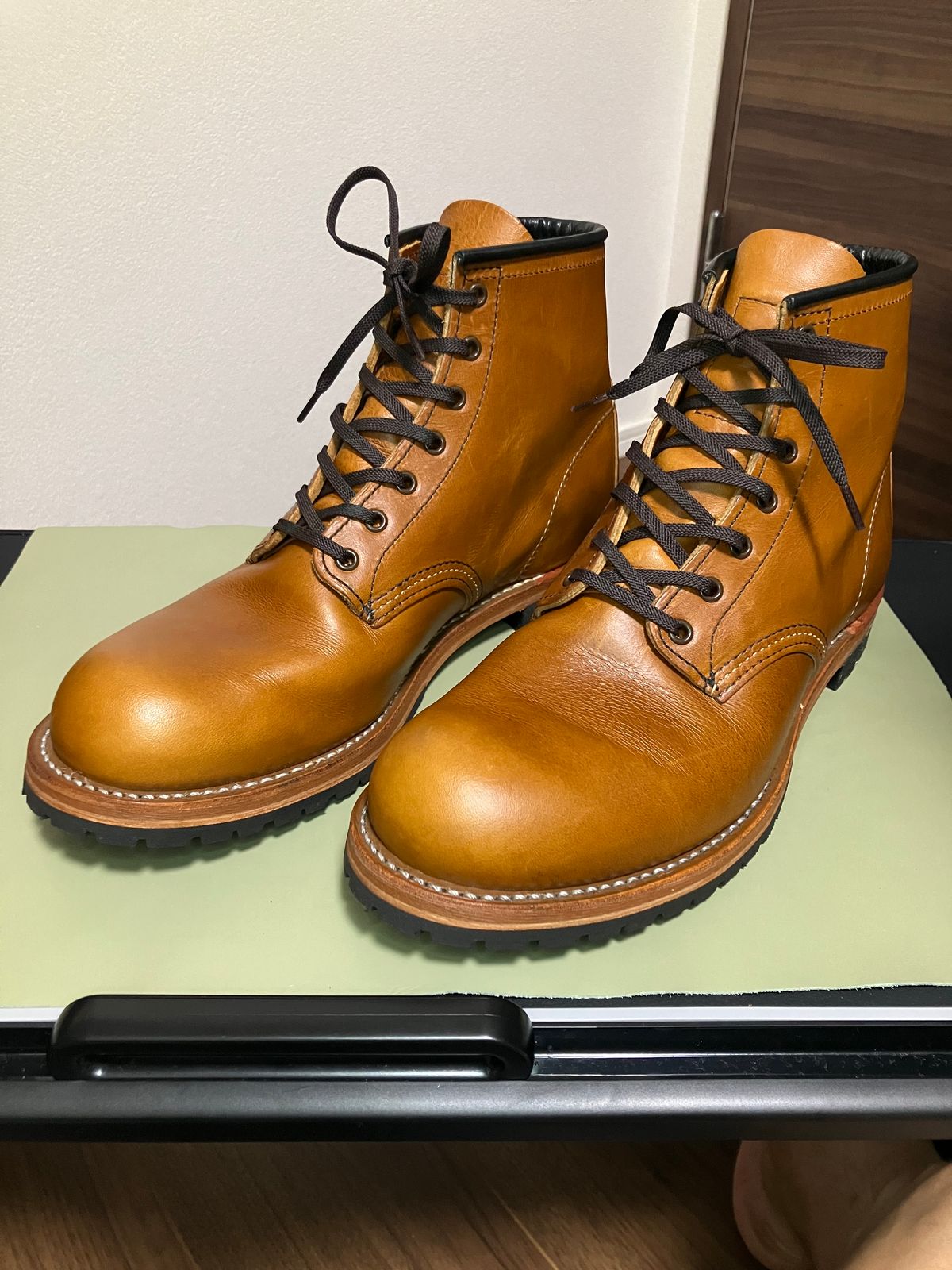 Photo by maru on October 6, 2024 of the Red Wing Beckman in S.B. Foot Chestnut Featherstone.