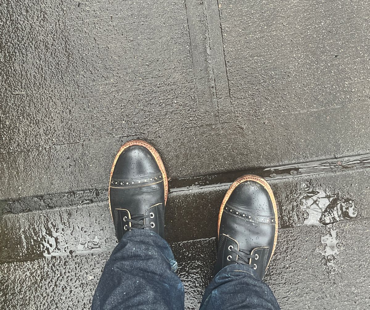 Photo by LA999 on December 22, 2024 of the Oak Street Bootmakers Field Boot in Horween Black Teacore Chromexcel & Horween Black Chromexcel.