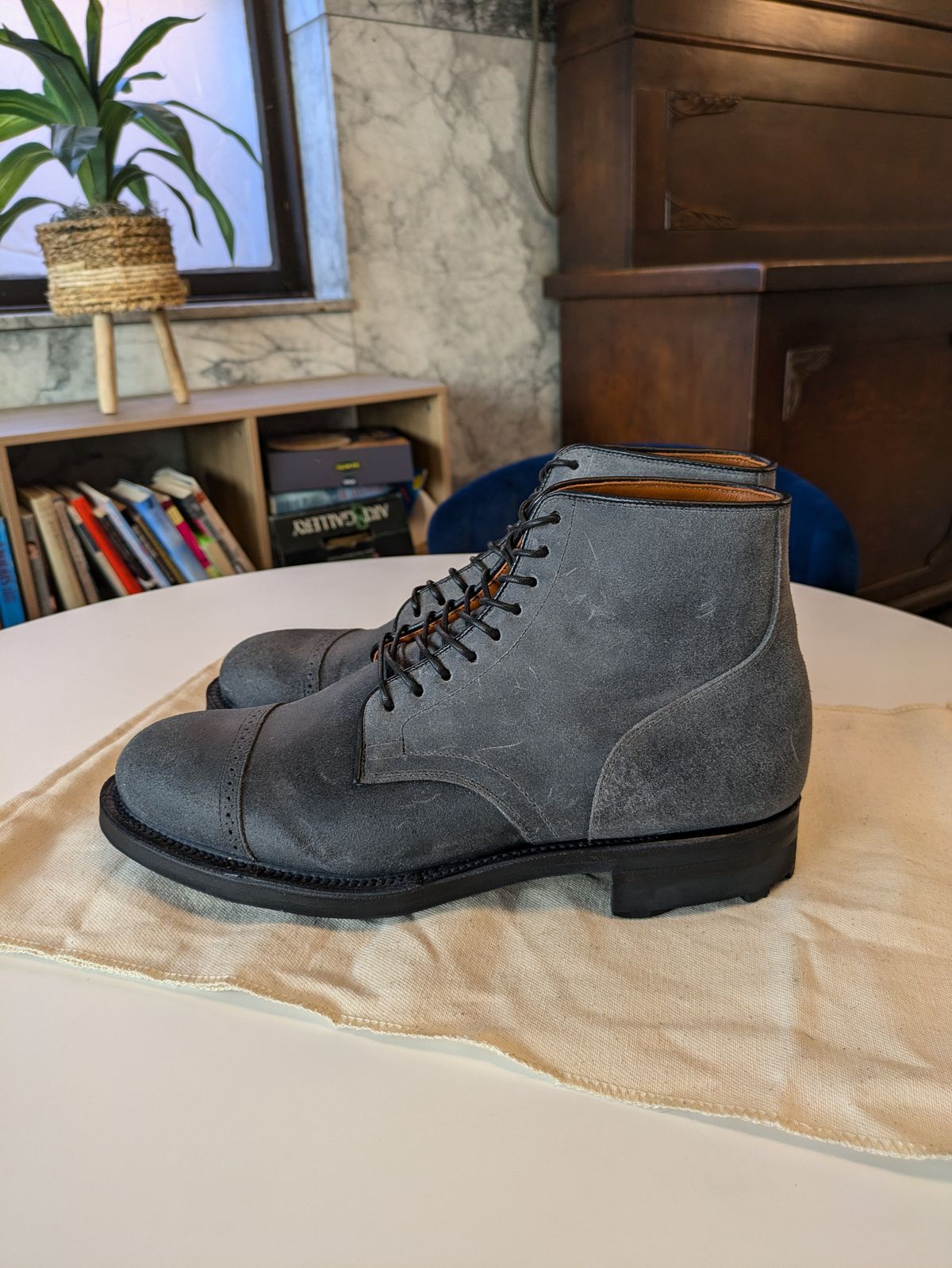 Photo by Mouse on November 10, 2024 of the Viberg Service Boot BCT in C.F. Stead Charcoal Waxy Commander.