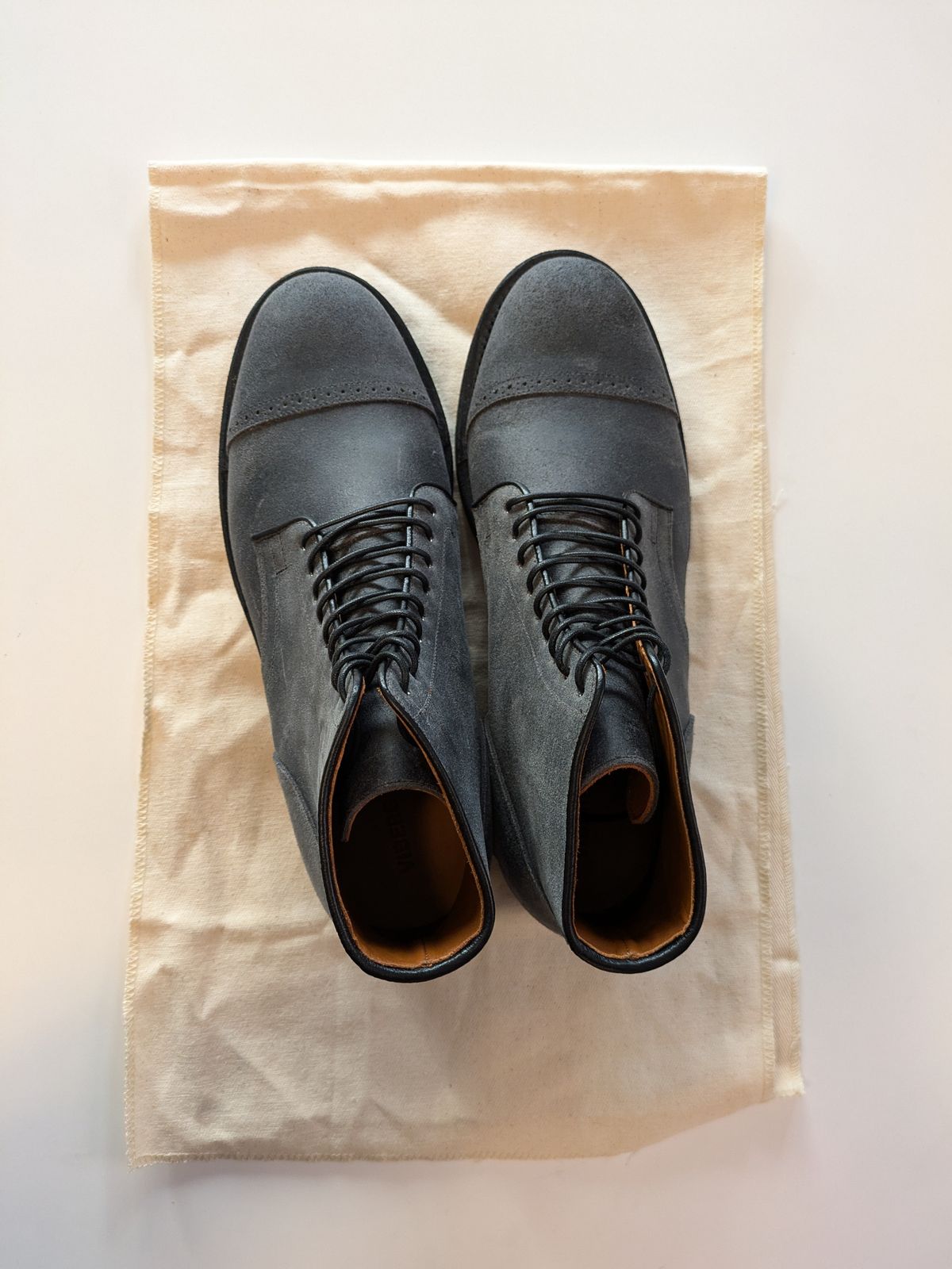 Photo by Mouse on November 10, 2024 of the Viberg Service Boot BCT in C.F. Stead Charcoal Waxy Commander.