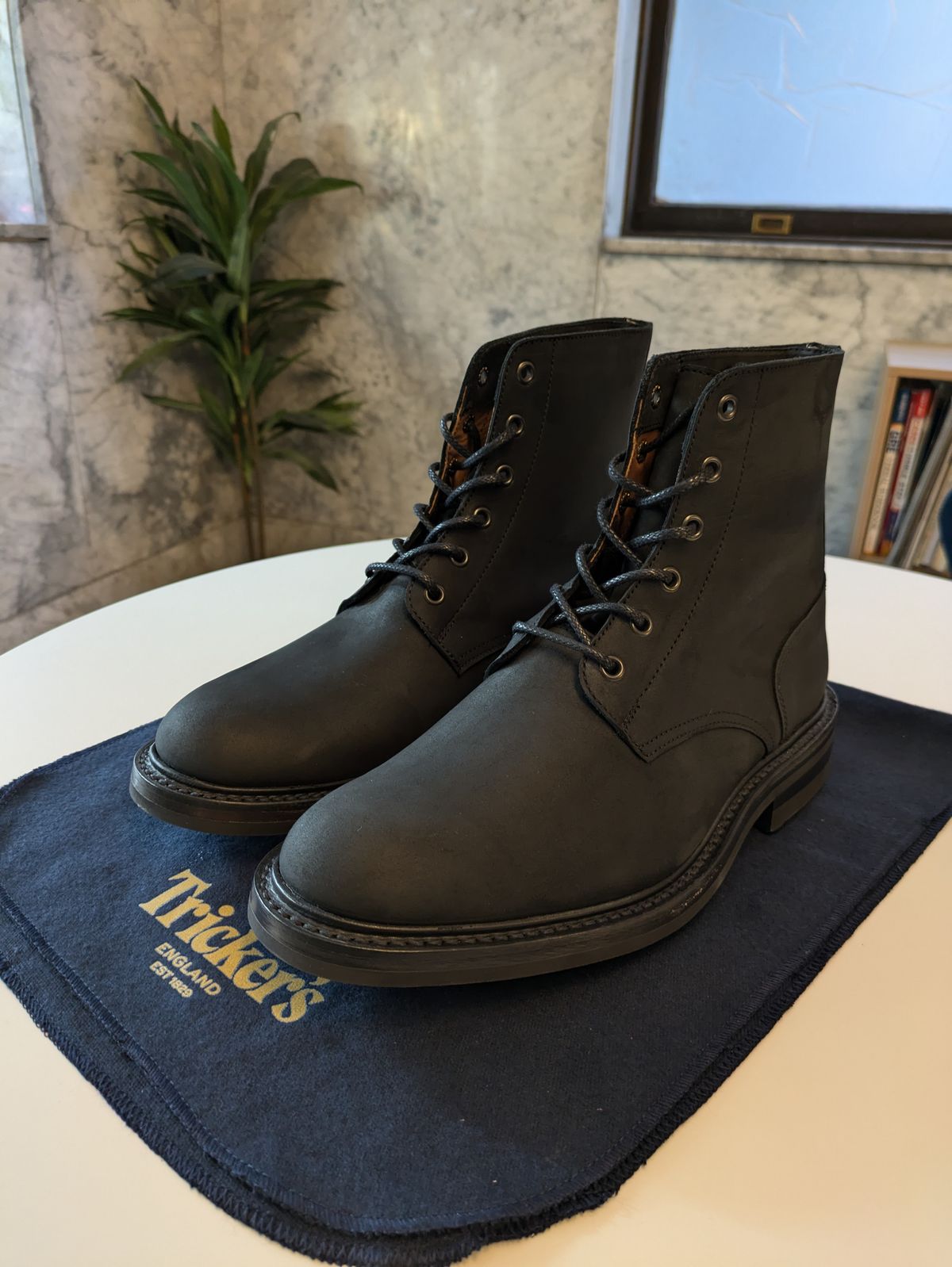 Photo by Mouse on December 20, 2024 of the Tricker's Bernwood in Horween Black Chamois.