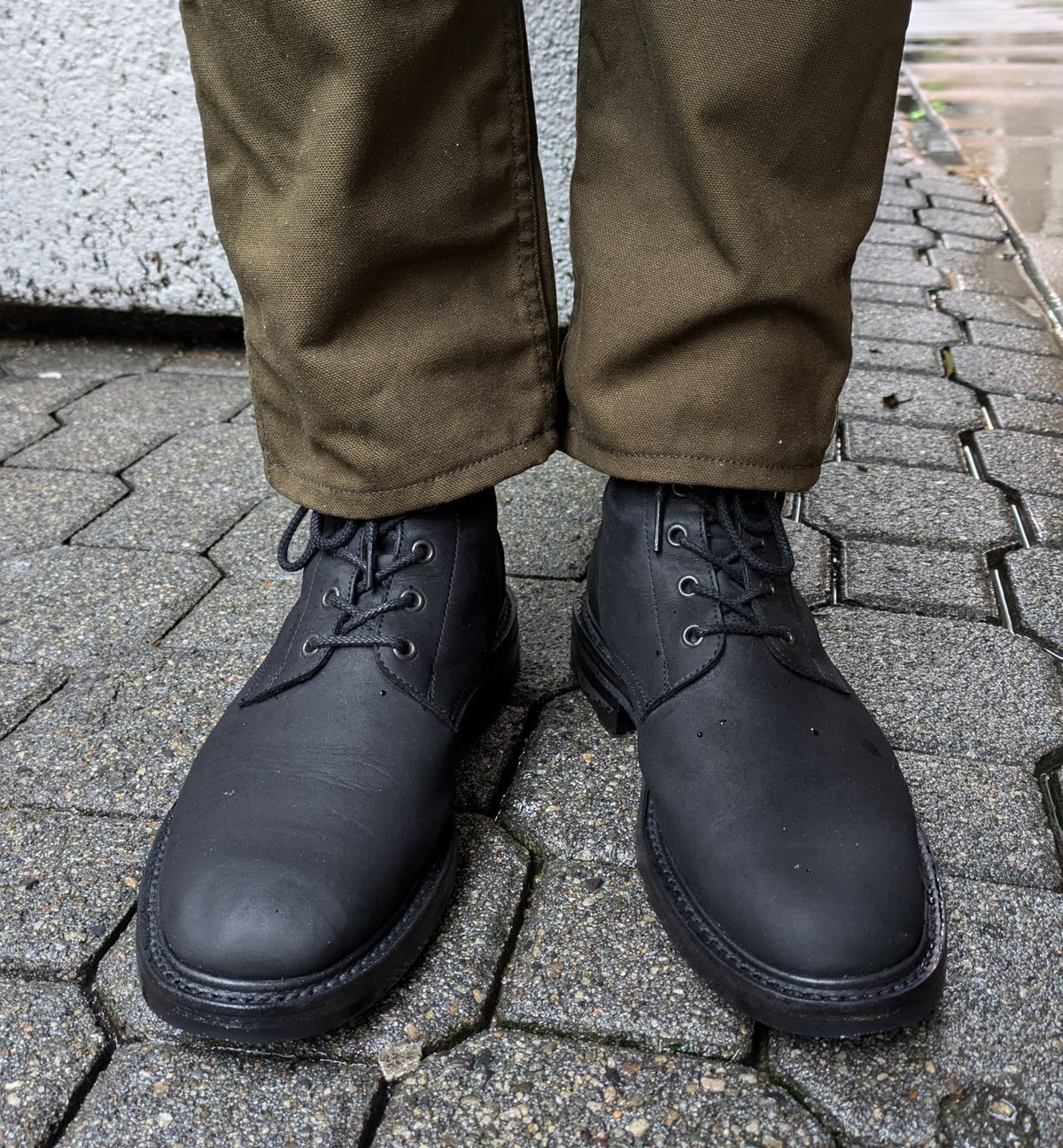 Photo by Mouse on February 4, 2025 of the Tricker's Bernwood in Horween Black Chamois.