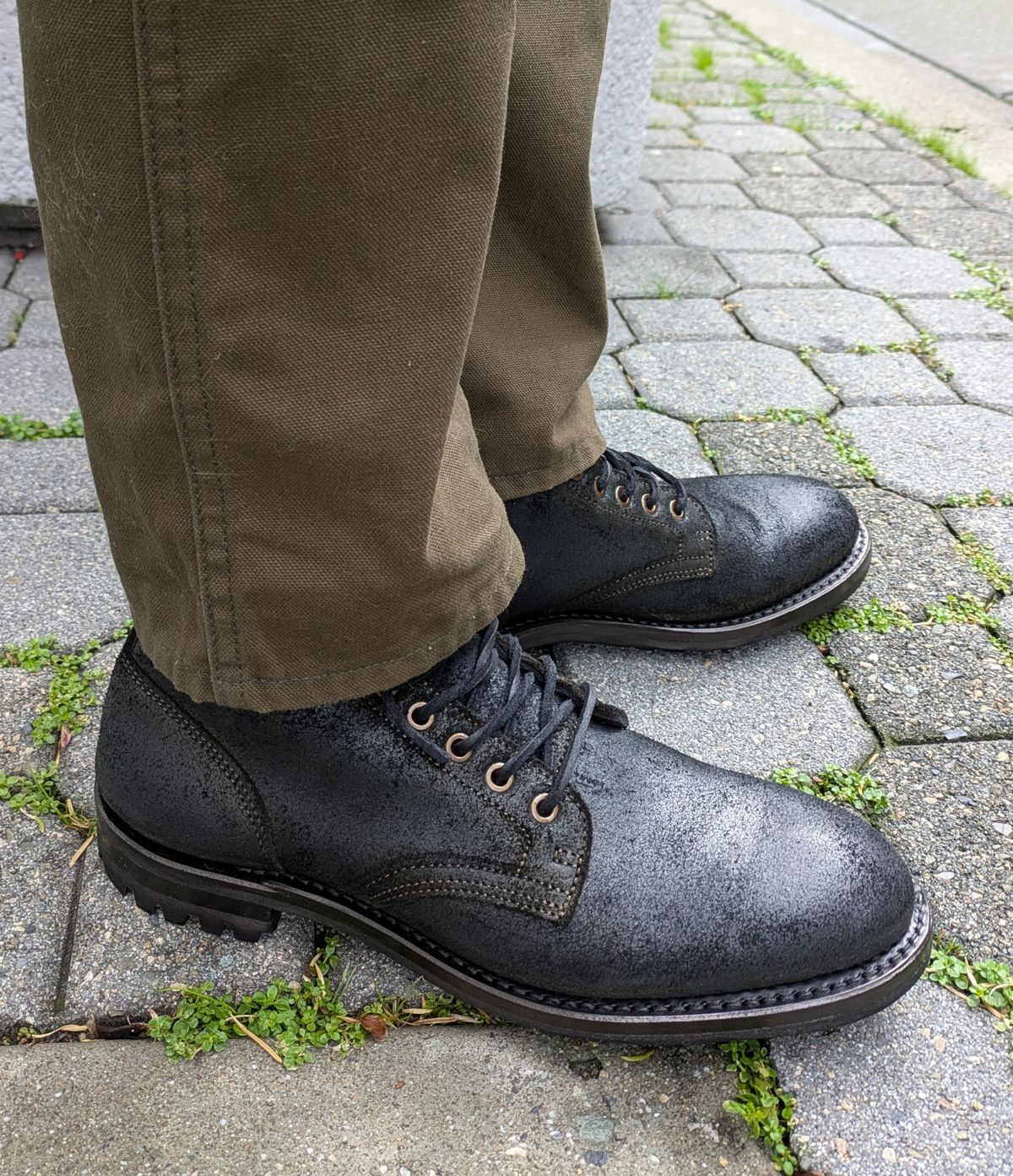 Photo by Mouse on April 1, 2025 of the Truman Plain Toe Boot in Seidel Black Oil Tan Roughout.