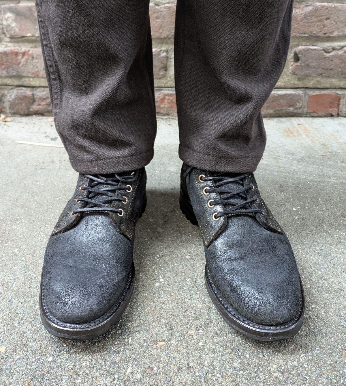 Photo by Mouse on April 7, 2025 of the Truman Plain Toe Boot in Seidel Black Oil Tan Roughout.