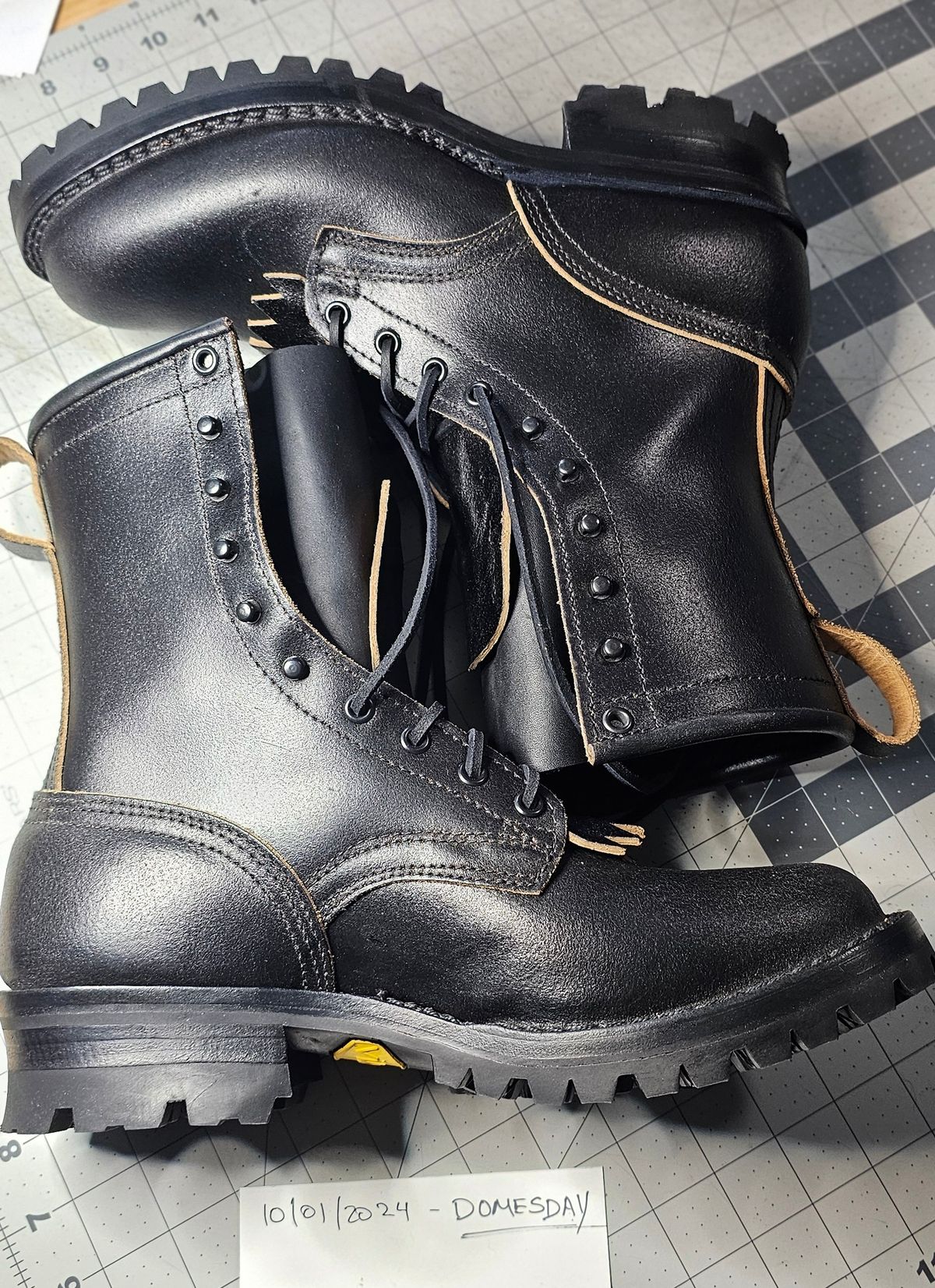 Photo by superkirbz13 on October 1, 2024 of the Nicks MTO in Horween Black Waxed Flesh.