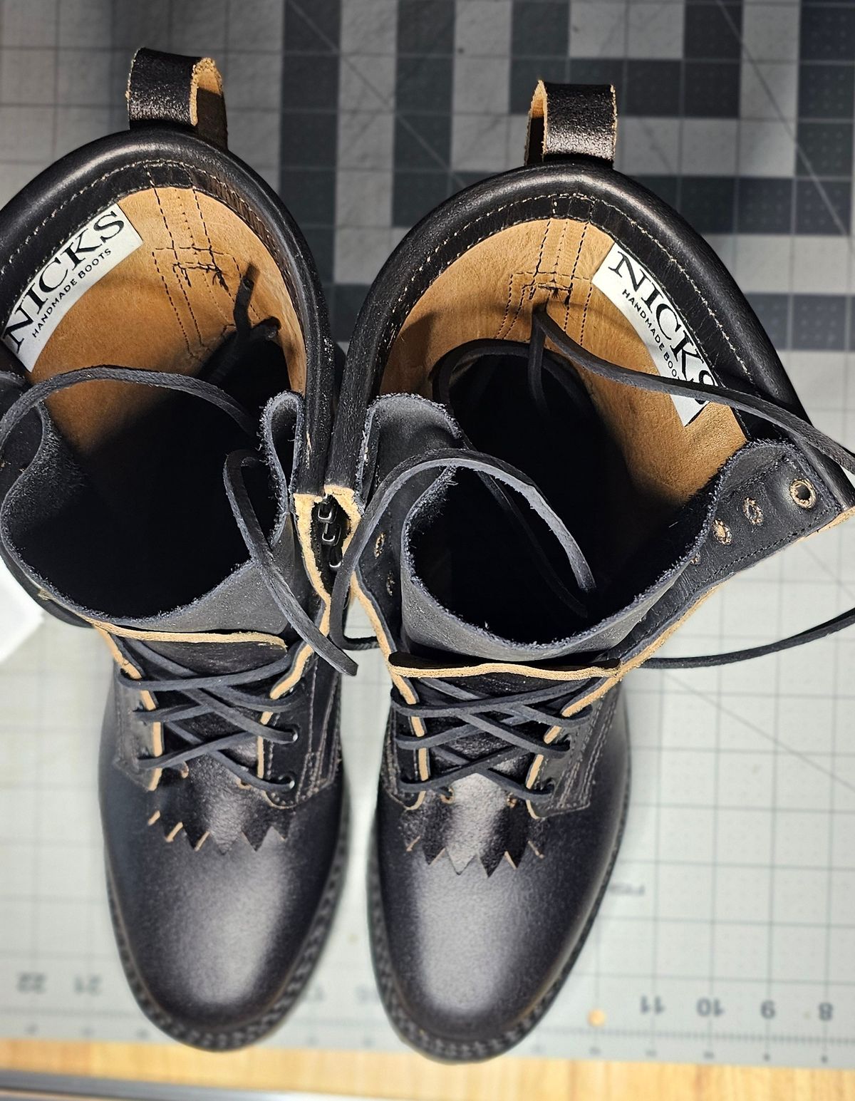 Photo by superkirbz13 on October 1, 2024 of the Nicks MTO in Horween Black Waxed Flesh.