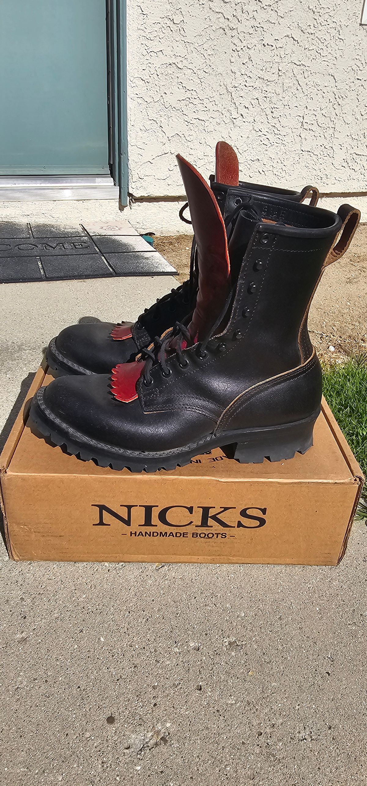 Photo by superkirbz13 on April 4, 2025 of the Nicks MTO in Horween Black Waxed Flesh.