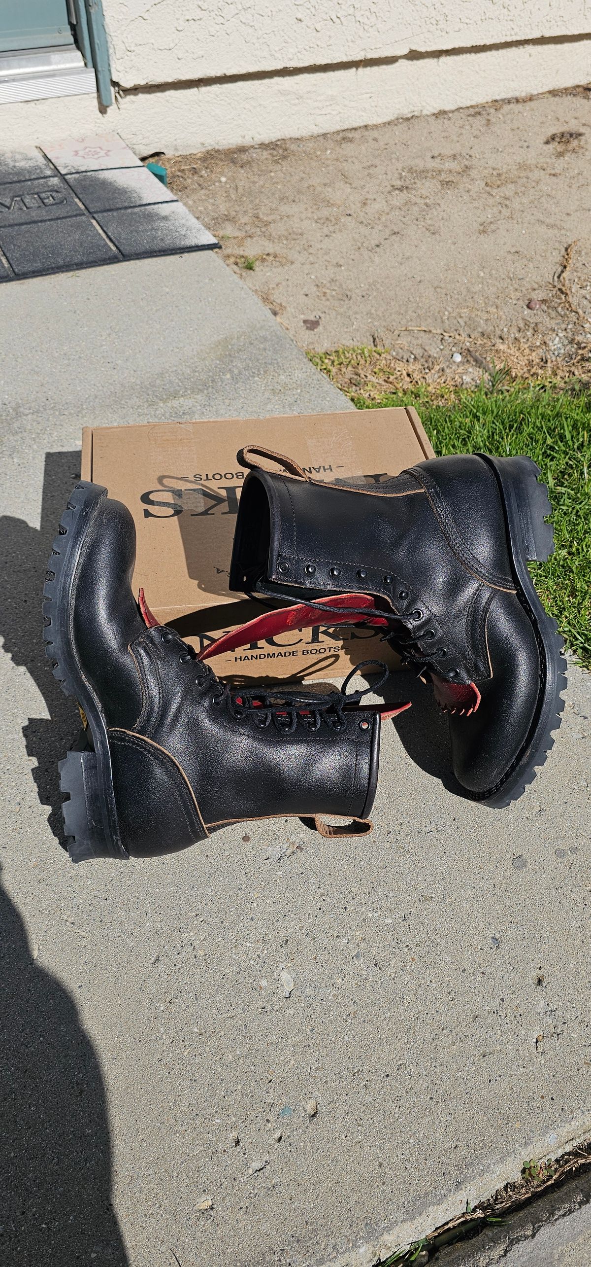 Photo by superkirbz13 on April 4, 2025 of the Nicks MTO in Horween Black Waxed Flesh.