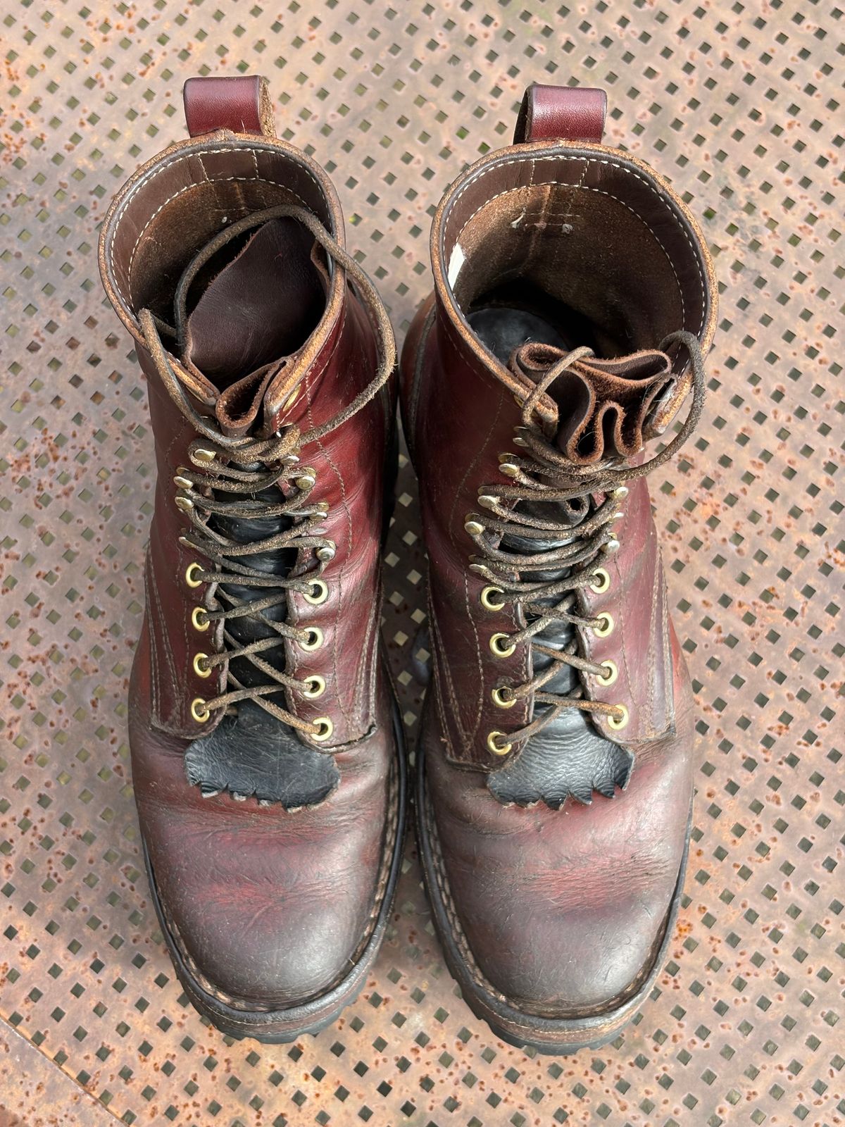 Photo by redmarengo on January 31, 2026 of the Frank's Boots Front Range in Wickett & Craig Chestnut Oiled Latigo & Wickett & Craig Tan Oiled Latigo & Wickett & Craig Navy Traditional Harness.