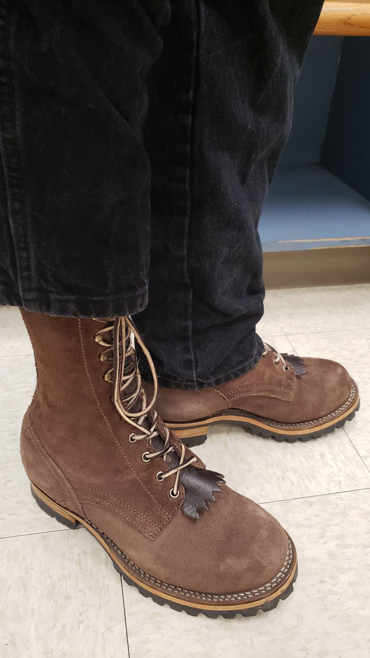 Photo by ThiccBilly on January 26, 2024 of the Drew's Boots 10-inch Logger in Brown Roughout.