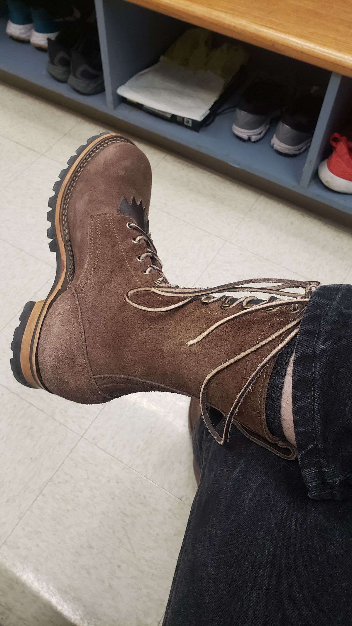 Photo by ThiccBilly on January 26, 2024 of the Drew's Boots 10-inch Logger in Brown Roughout.