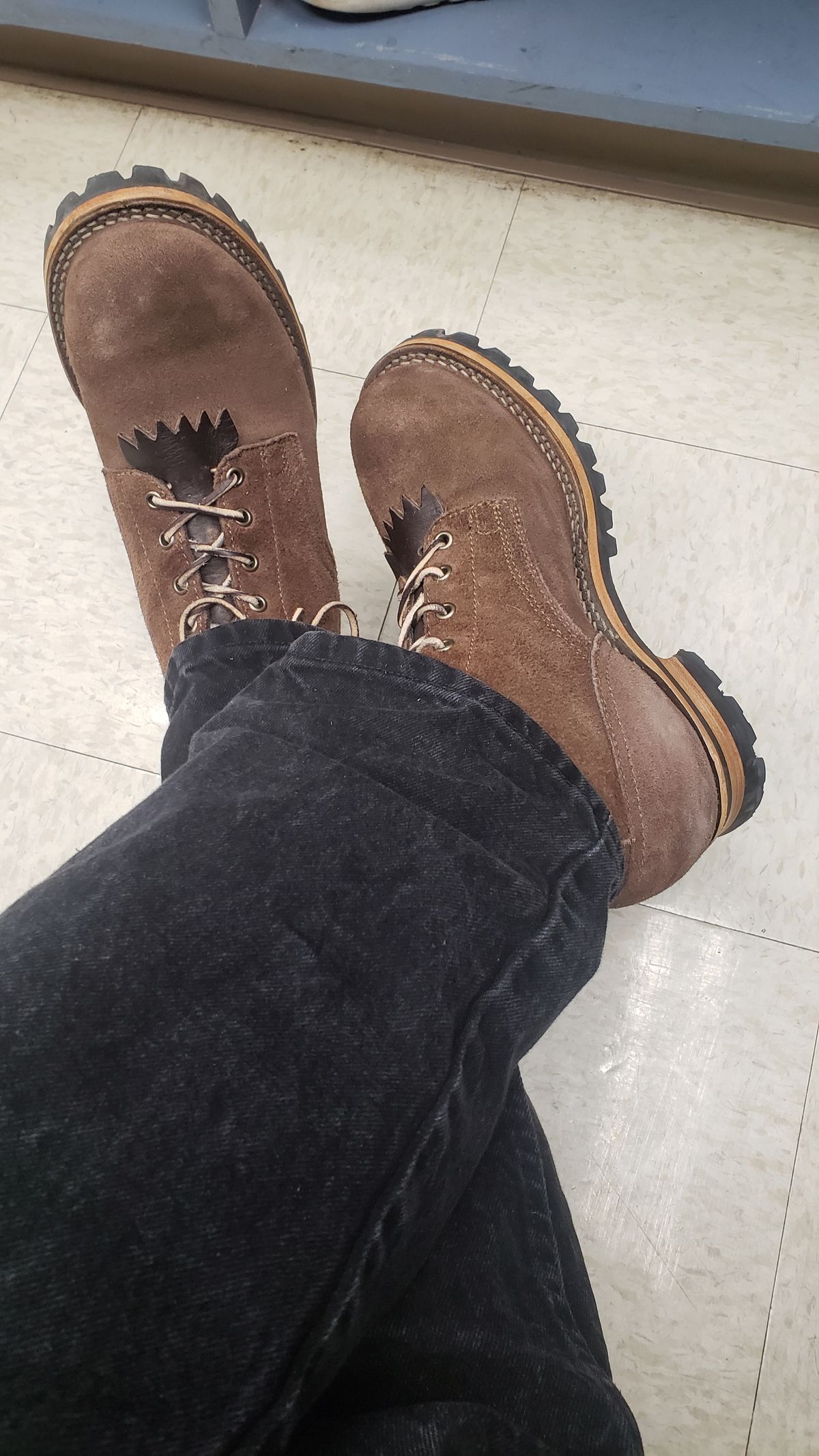 Photo by ThiccBilly on January 27, 2024 of the Drew's Boots 10-inch Logger in Brown Roughout.