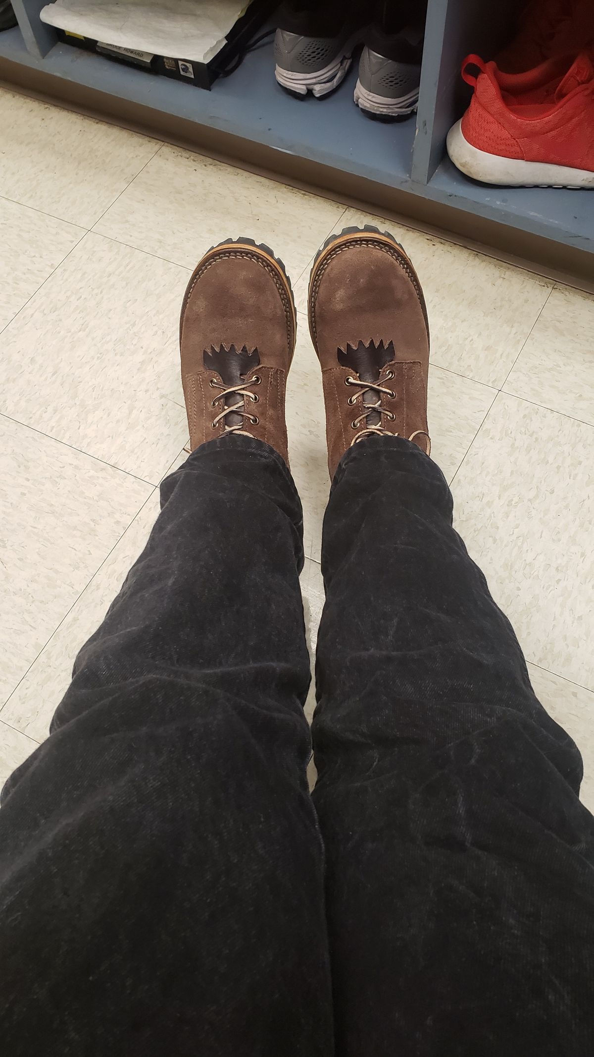 Photo by ThiccBilly on January 27, 2024 of the Drew's Boots 10-inch Logger in Brown Roughout.