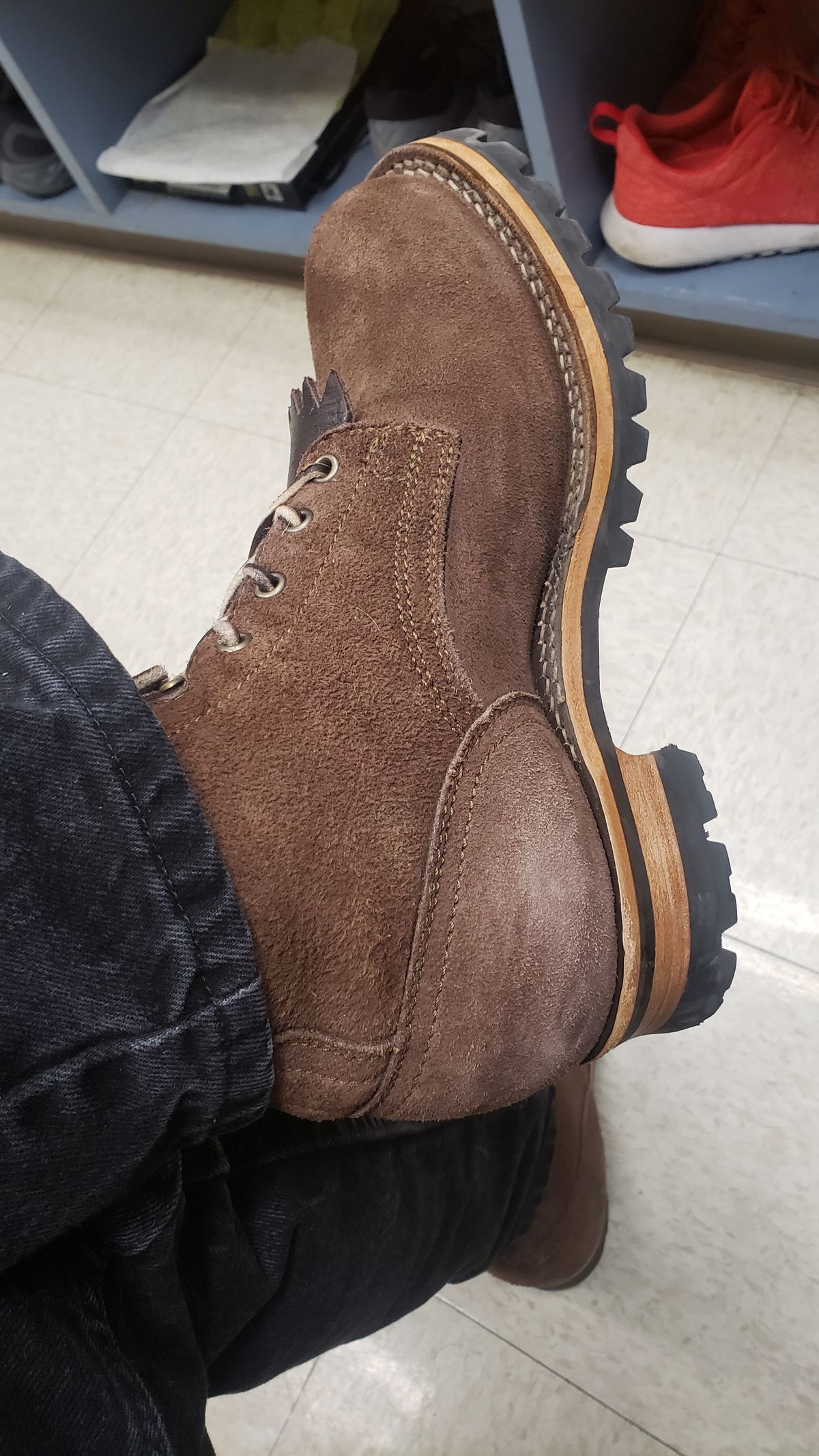 Photo by ThiccBilly on January 27, 2024 of the Drew's Boots 10-inch Logger in Brown Roughout.