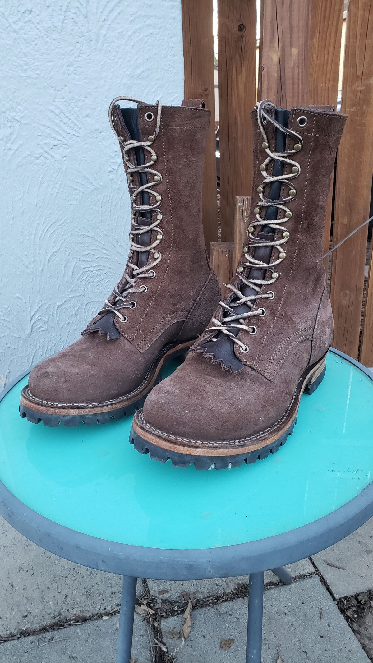 Photo by ThiccBilly on February 25, 2024 of the Drew's Boots 10-inch Logger in Brown Roughout.