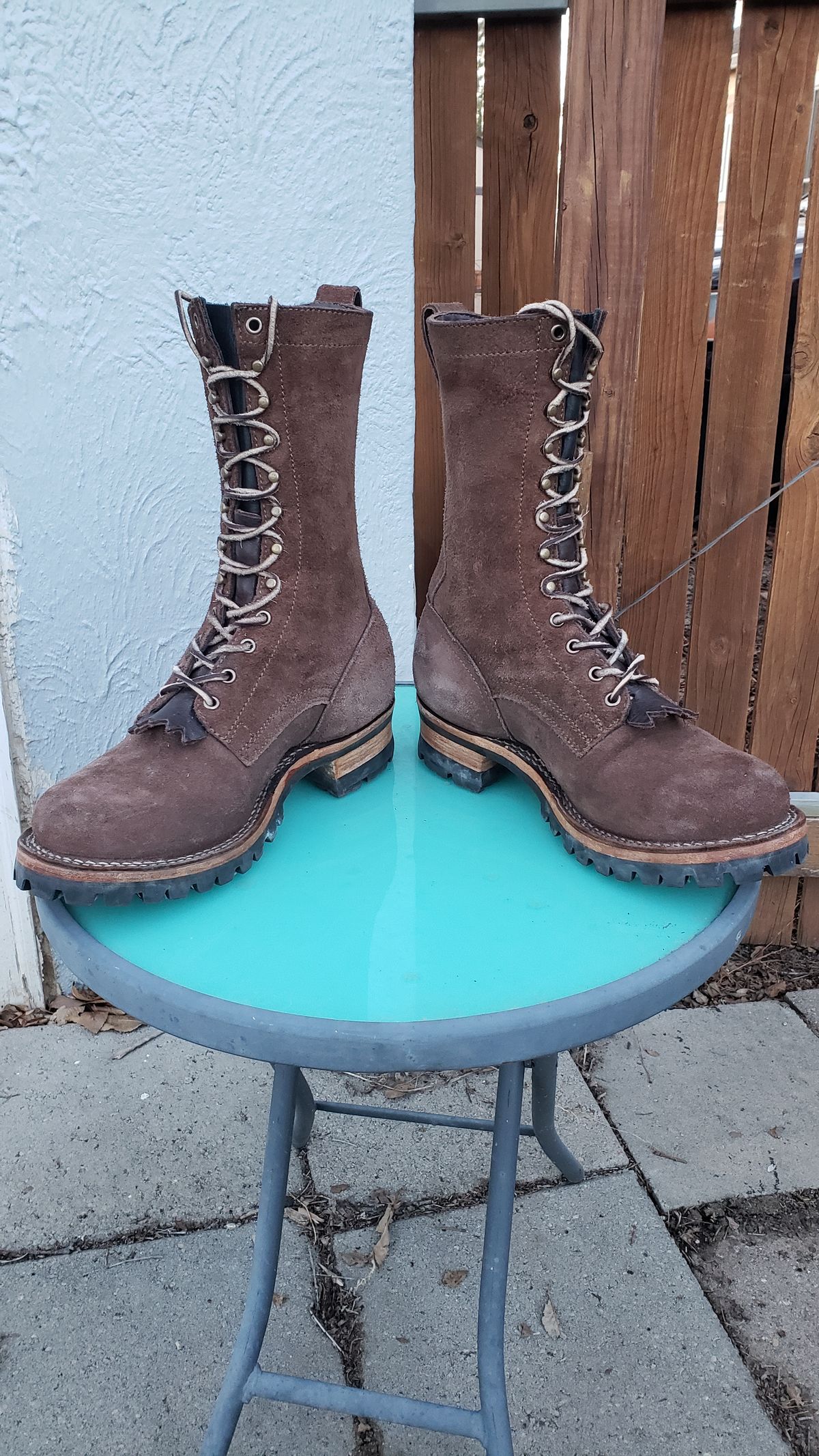 Photo by ThiccBilly on February 25, 2024 of the Drew's Boots 10-inch Logger in Brown Roughout.
