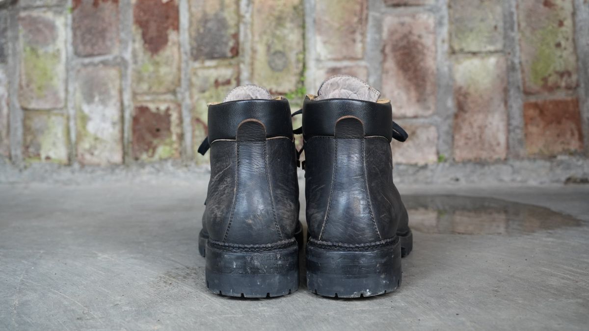 Photo by iqbal.ibos on December 6, 2025 of the Sagara Trailmaster in Arborwax Blackrust.