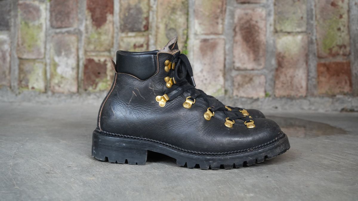 Photo by iqbal.ibos on December 6, 2025 of the Sagara Trailmaster in Arborwax Blackrust.