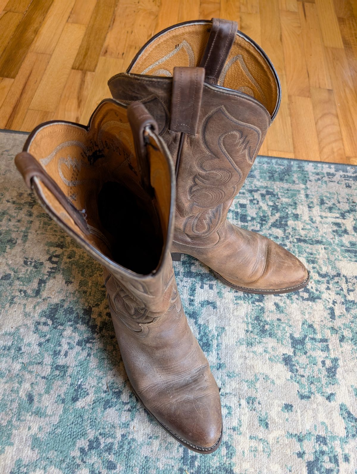 Photo by alkemest on March 23, 2025 of the Tony Lama Vintage 80s Tony Lamas in Unknown Leather.